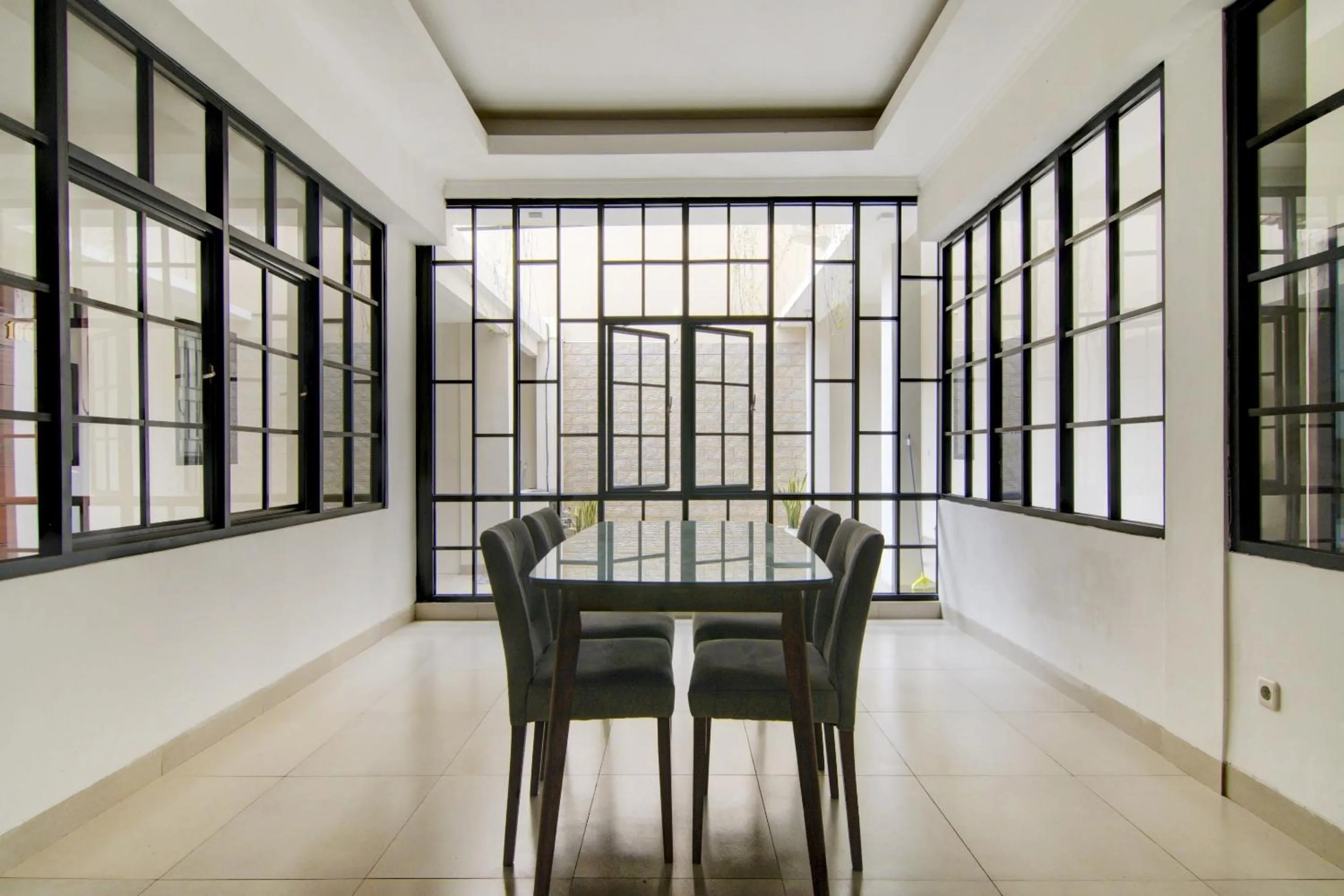 Lobby or reception in OYO 90233 The Shine Residence