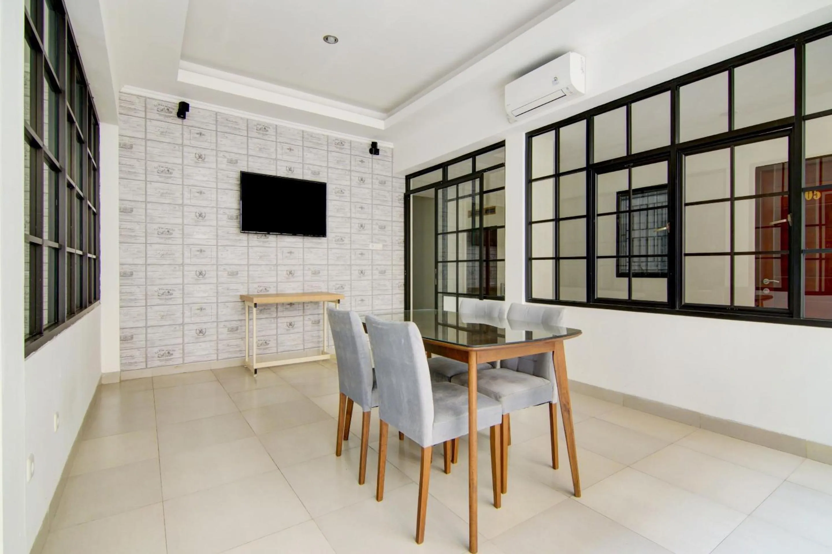 Lobby or reception in OYO 90233 The Shine Residence