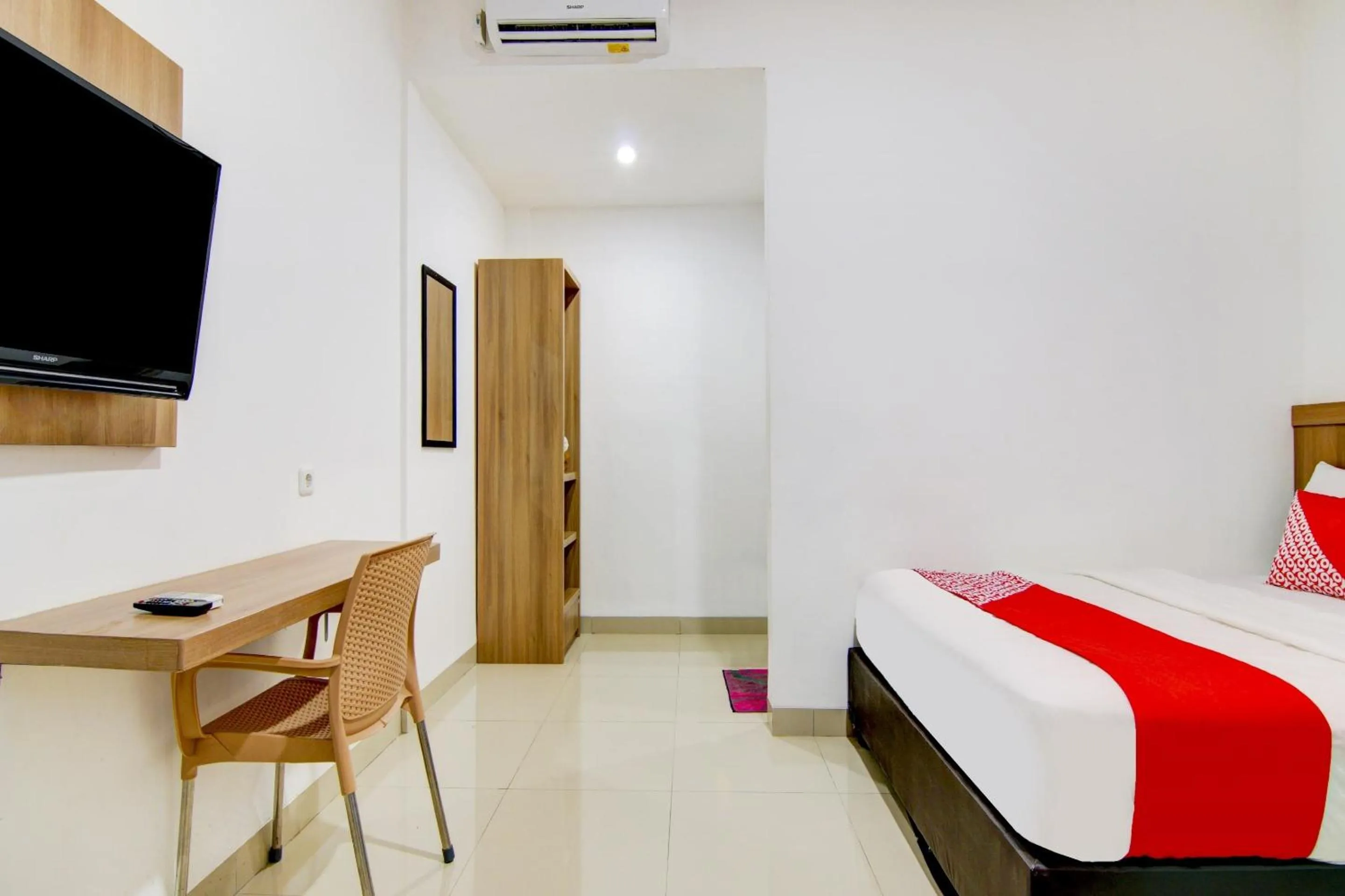 Bedroom in OYO 90233 The Shine Residence