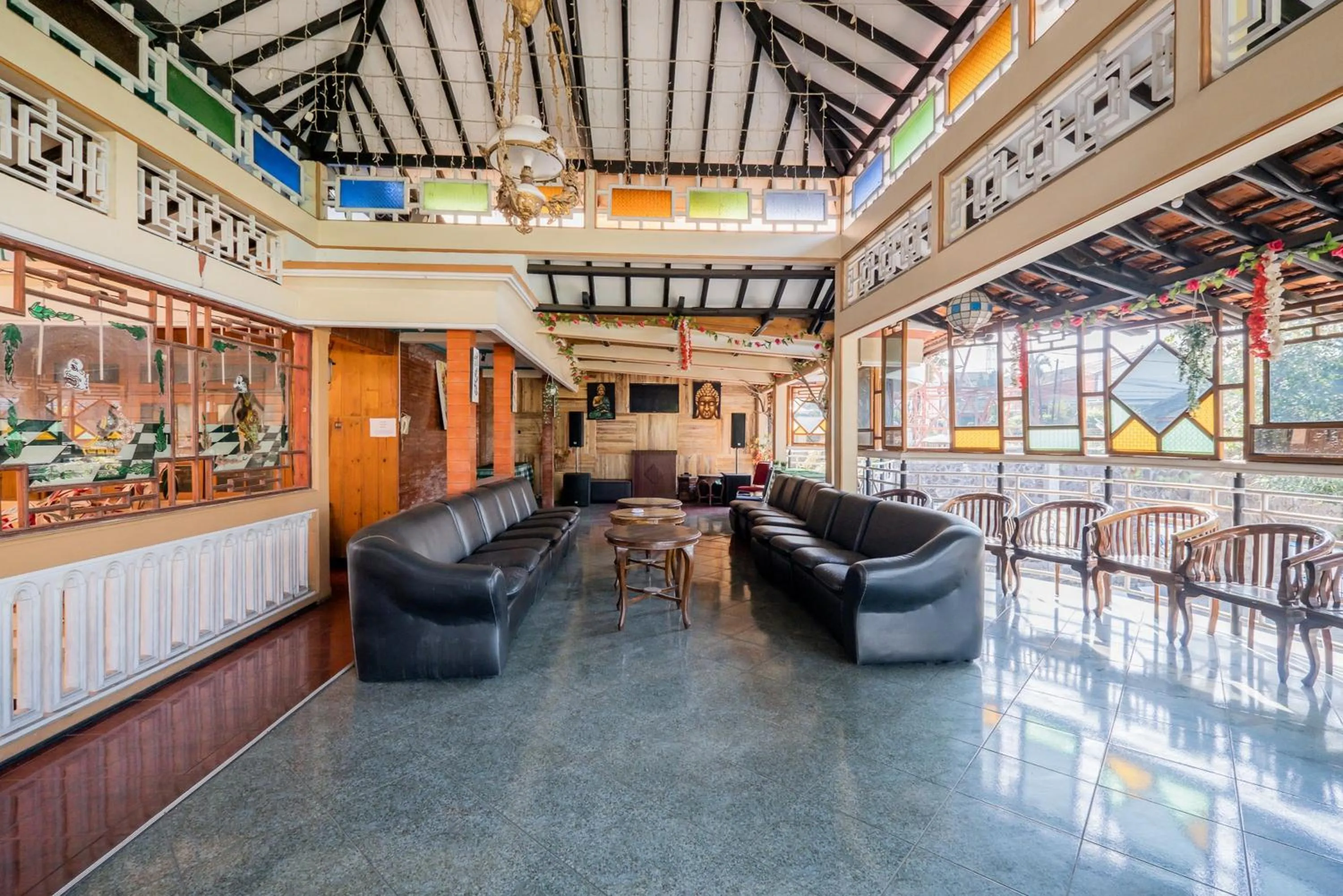 Seating area in Urbanview Hotel Near Jatim Park 1 by RedDoorz