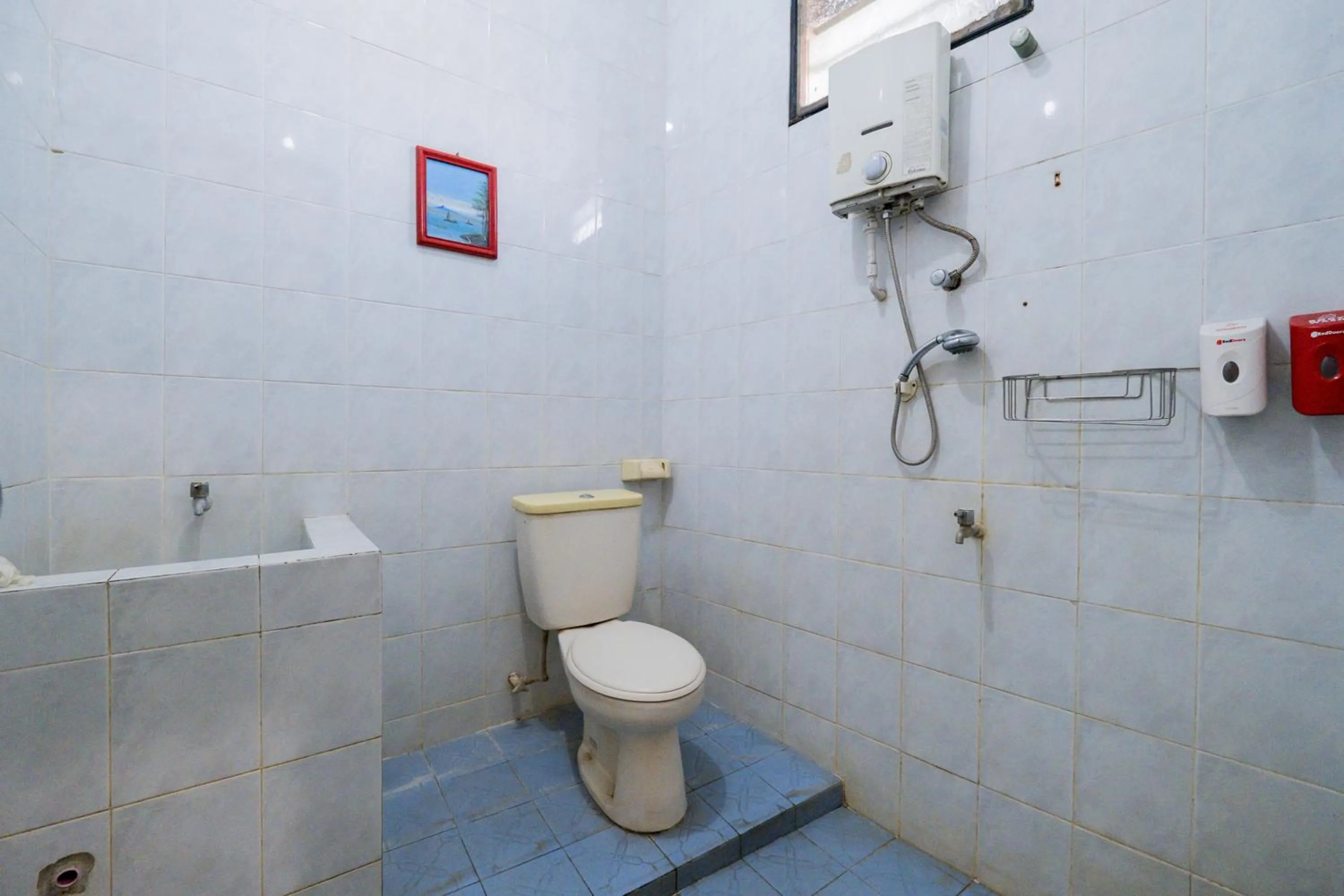 Bathroom in Urbanview Hotel Near Jatim Park 1 by RedDoorz