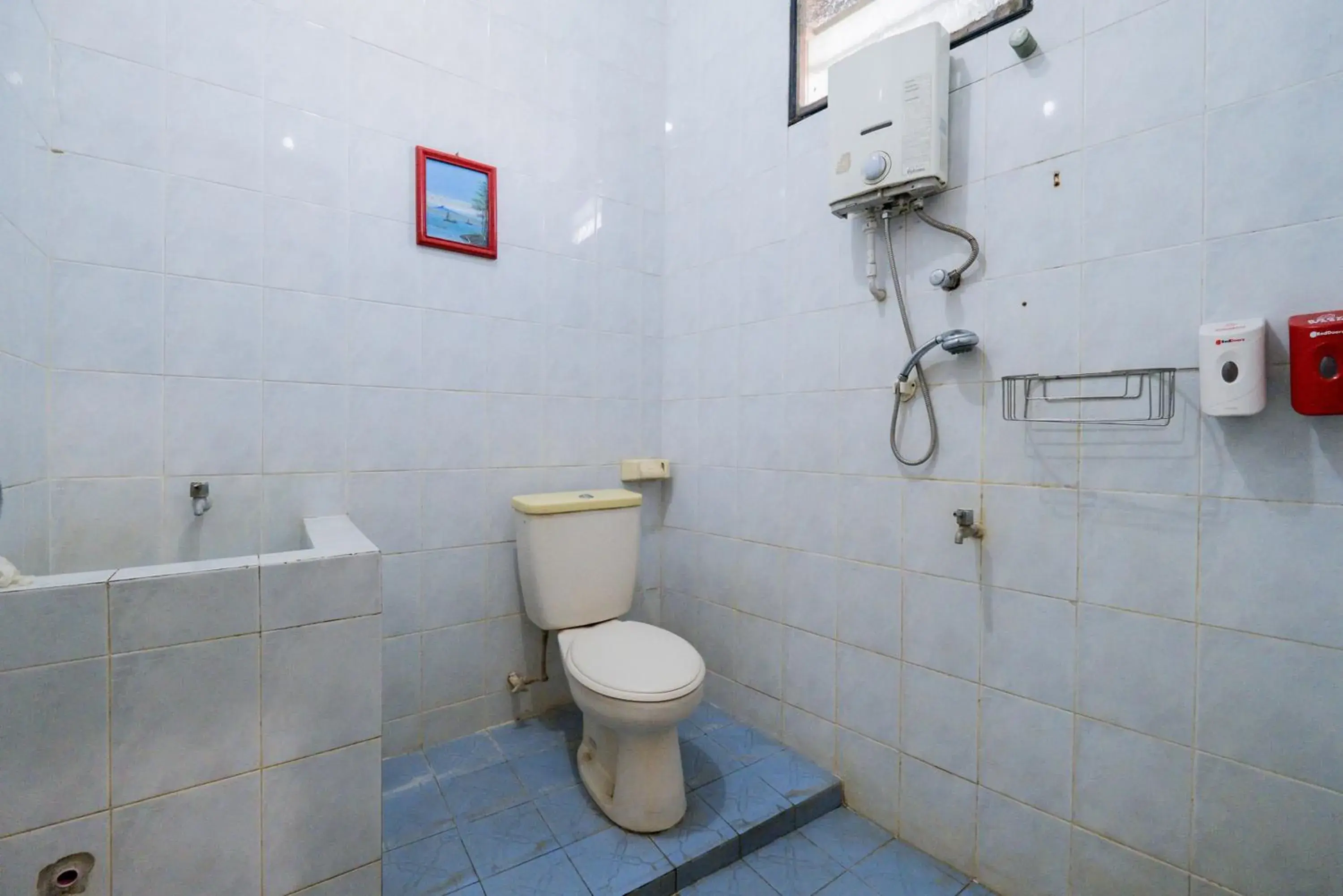 Bathroom in Urbanview Hotel Near Jatim Park 1 by RedDoorz Bathroom in Urbanview Hotel Near Jatim Park 1 by RedDoorz