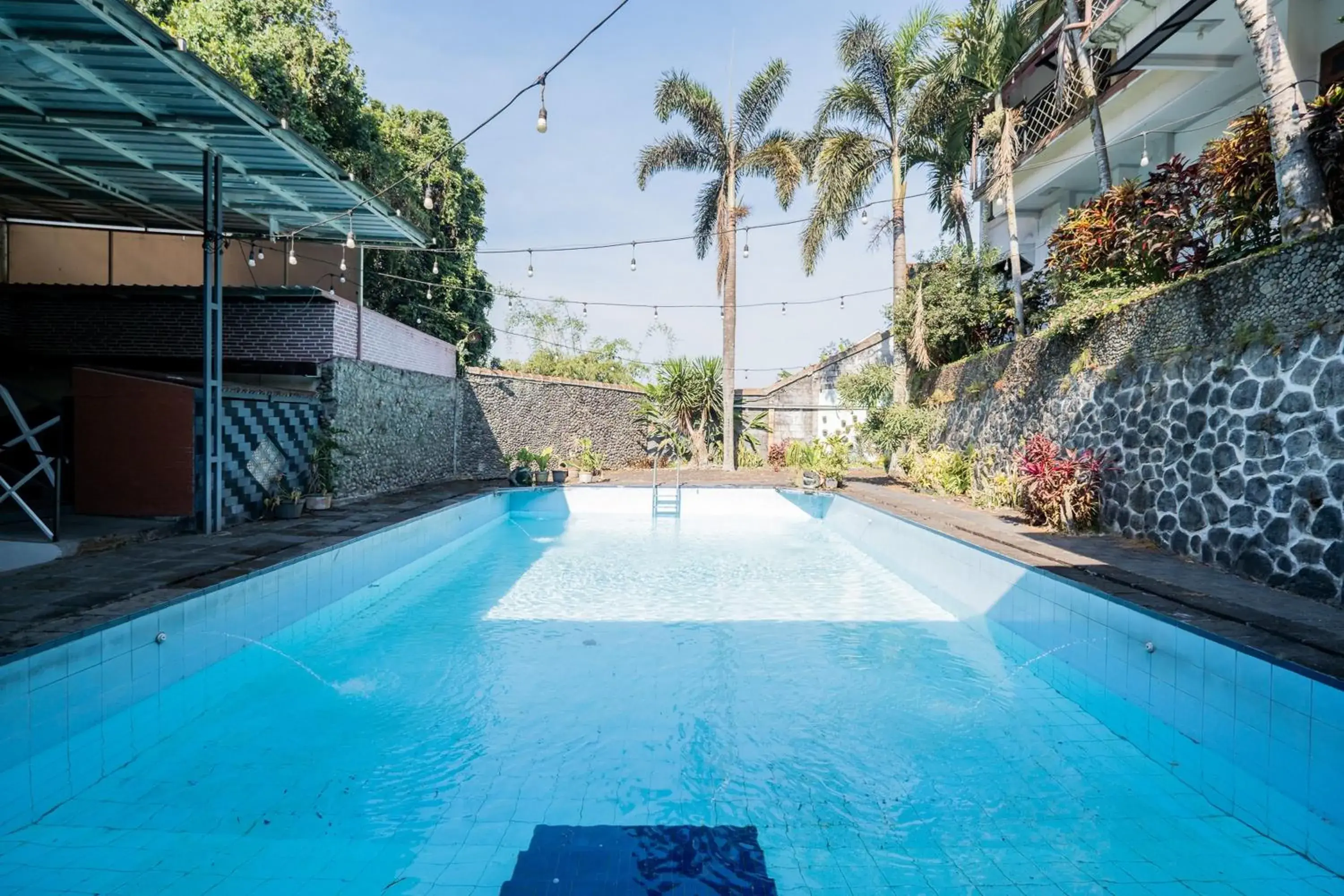 Swimming pool in Urbanview Hotel Near Jatim Park 1 by RedDoorz Swimming pool in Urbanview Hotel Near Jatim Park 1 by RedDoorz