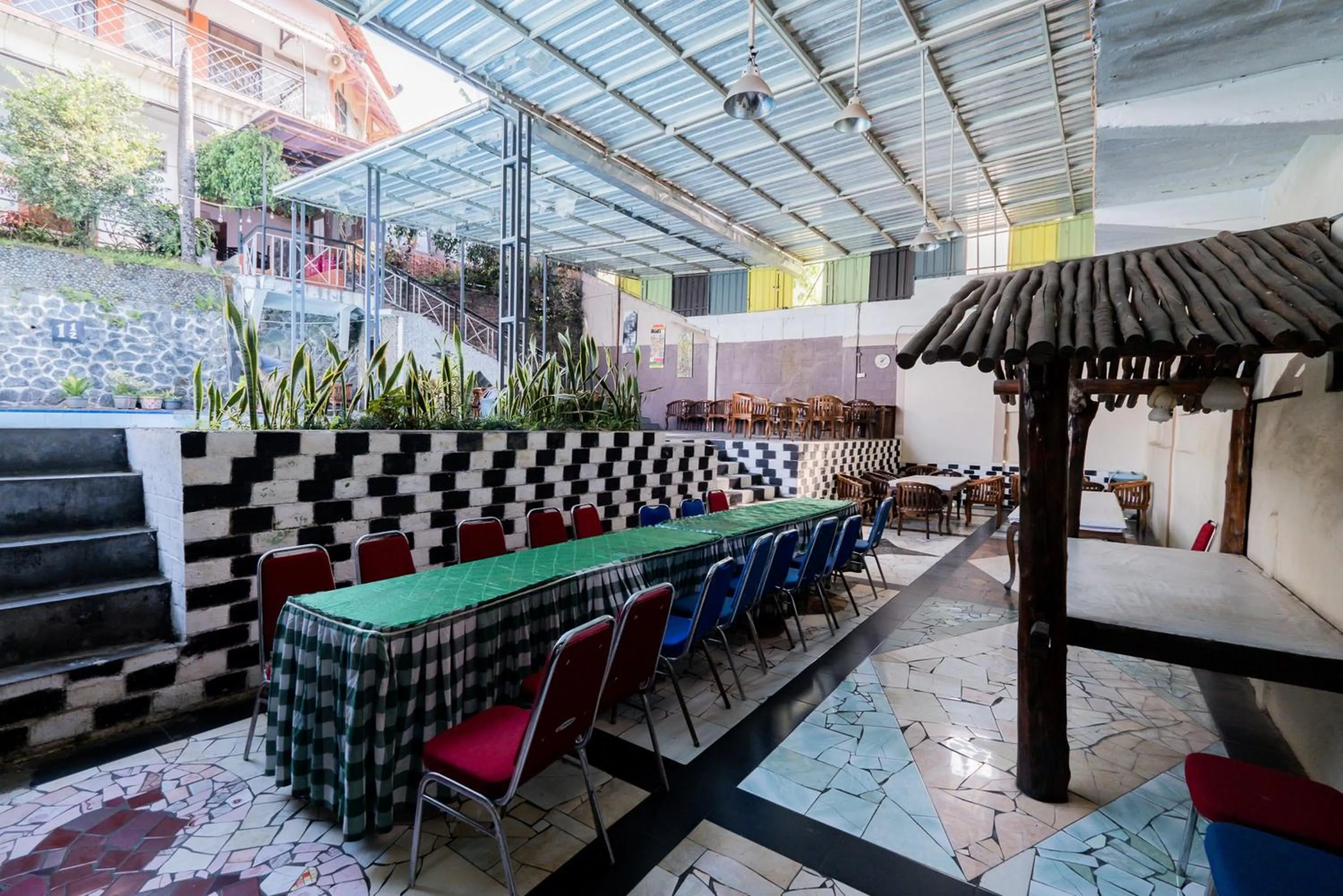 Dining area in Urbanview Hotel Near Jatim Park 1 by RedDoorz