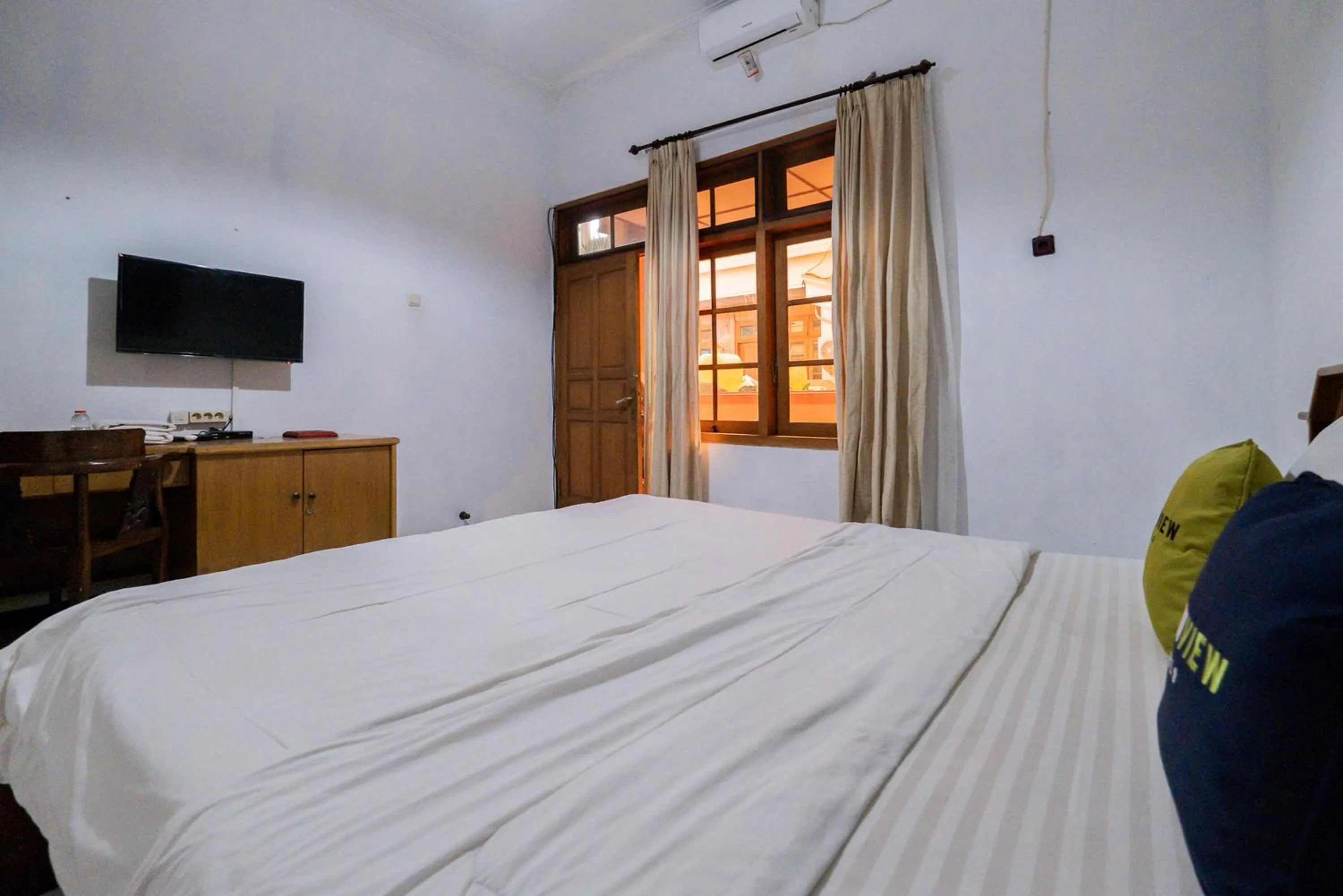 Bed in Urbanview Hotel Near Jatim Park 1 by RedDoorz