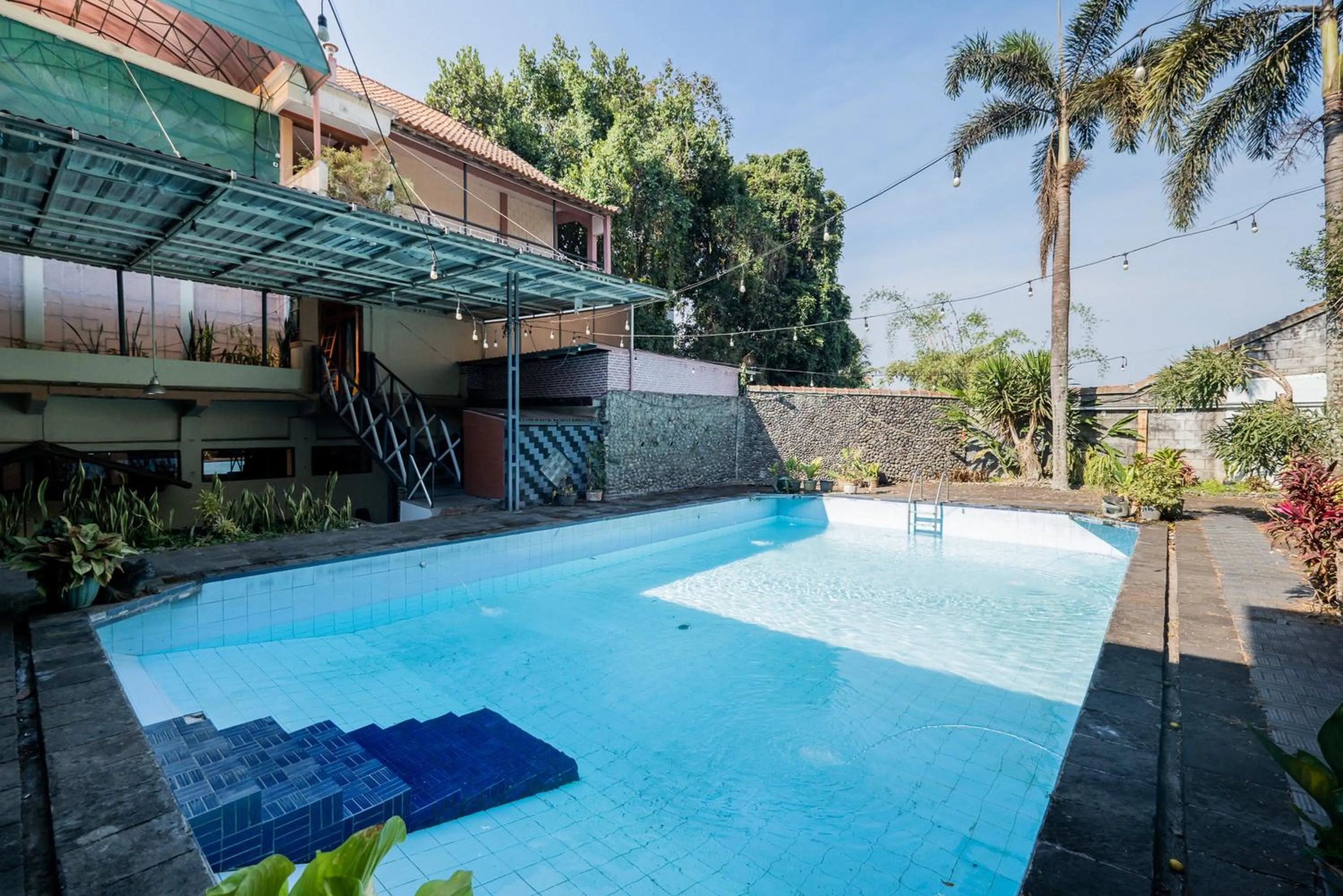 Swimming pool in Urbanview Hotel Near Jatim Park 1 by RedDoorz