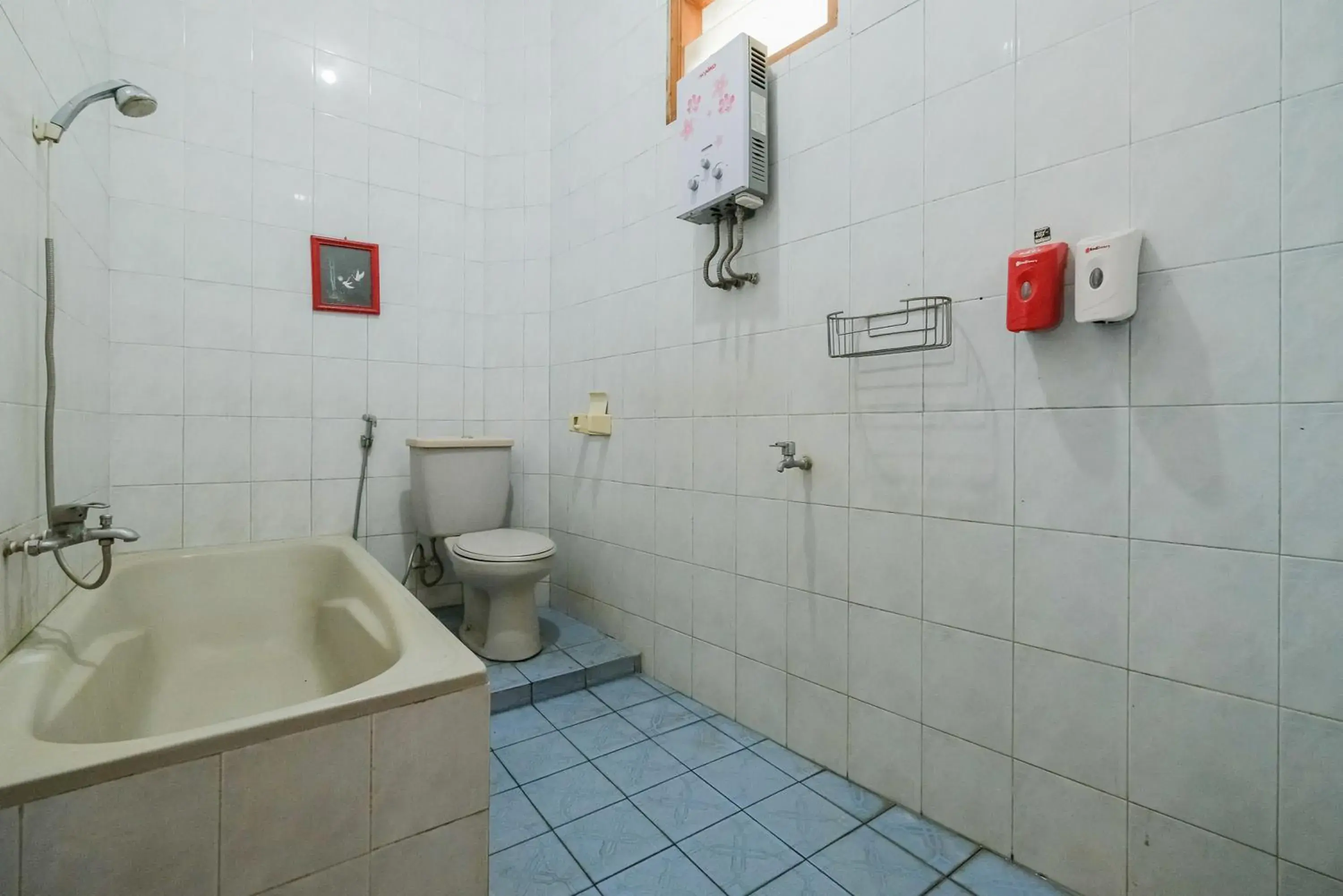 Bathroom in Urbanview Hotel Near Jatim Park 1 by RedDoorz Bathroom in Urbanview Hotel Near Jatim Park 1 by RedDoorz