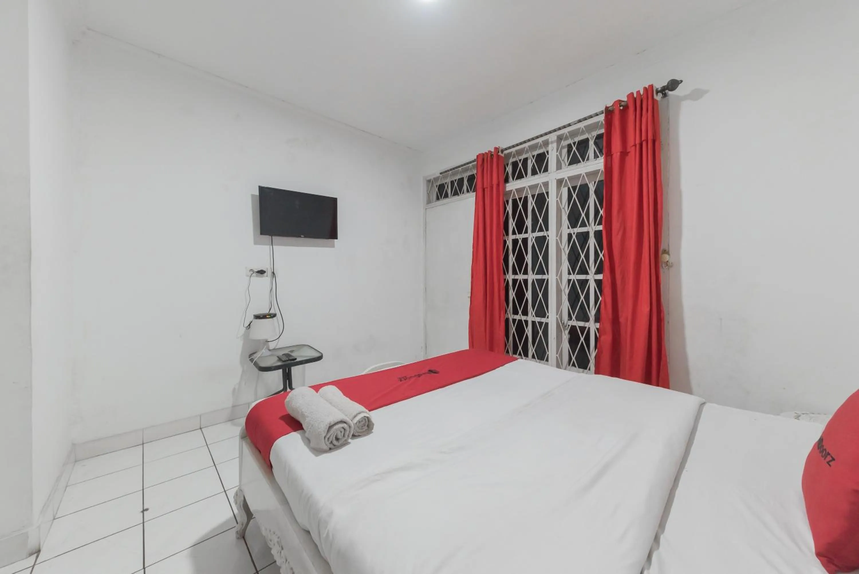 Bed in RedDoorz near Terminal Pasir Hayam Cianjur