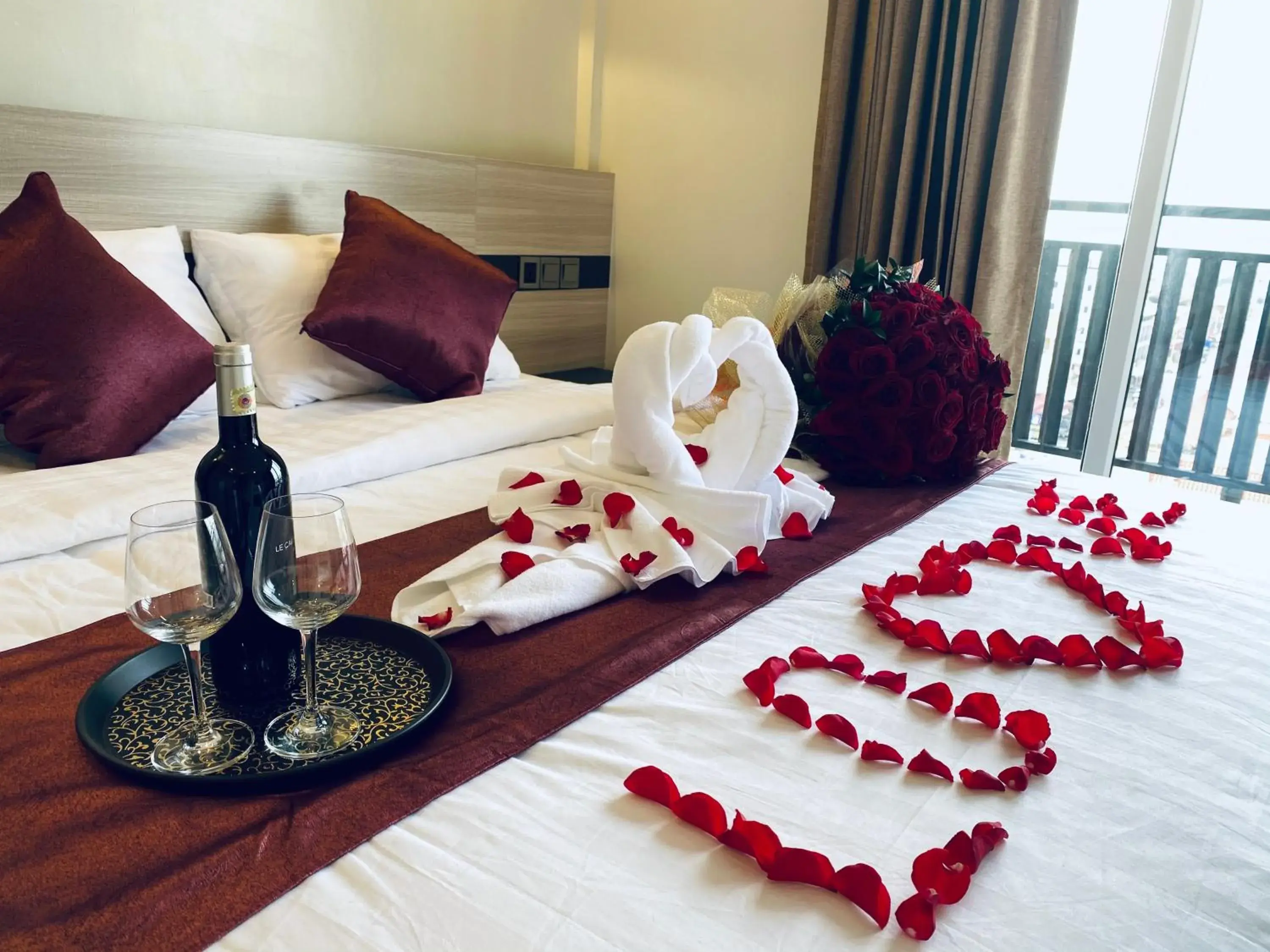 Property building, Bed in Twin Hotel Kampot Property building, Bed in Twin Hotel Kampot