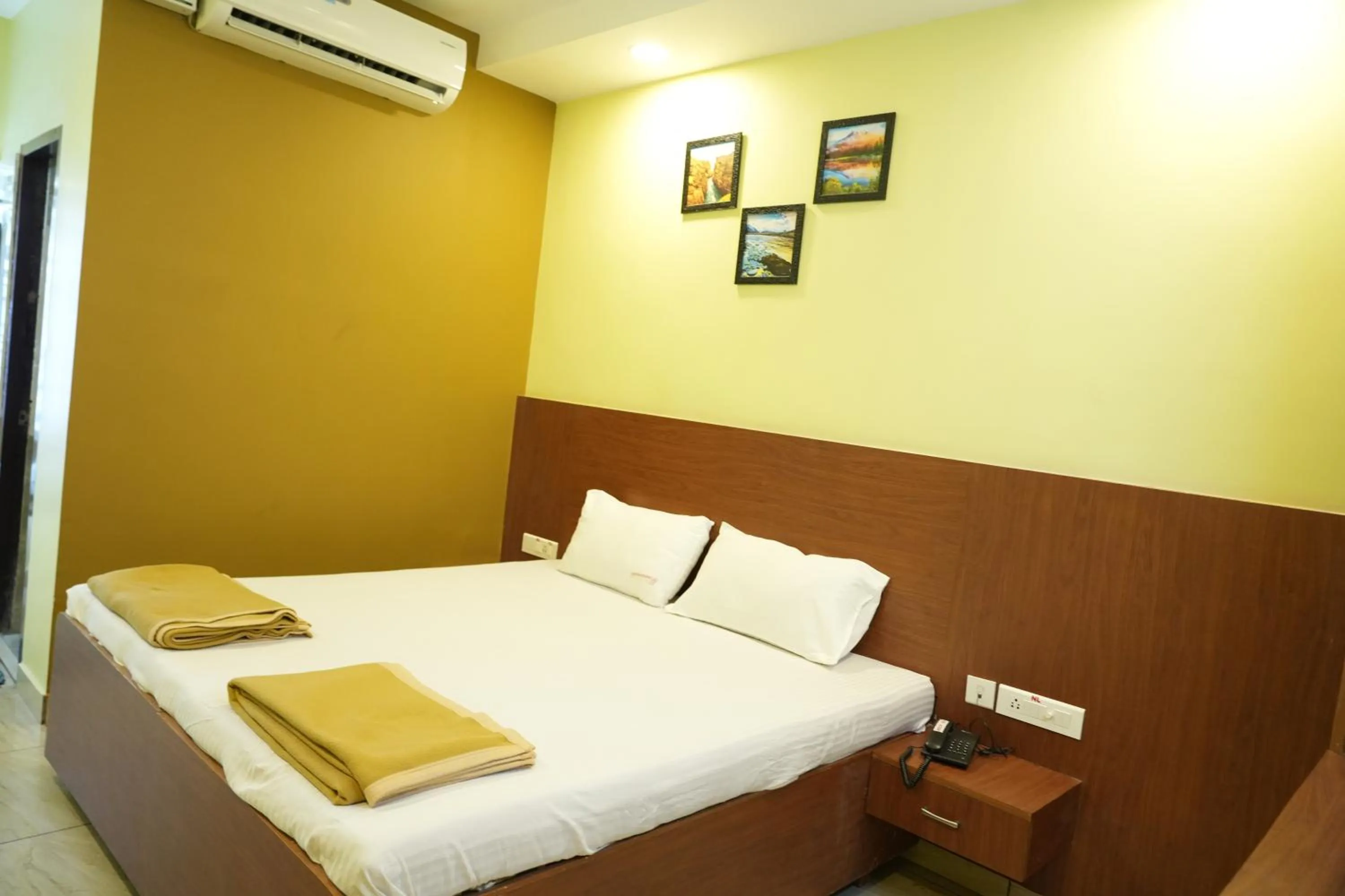 air conditioner, Bed in Sri Krishnan Residency