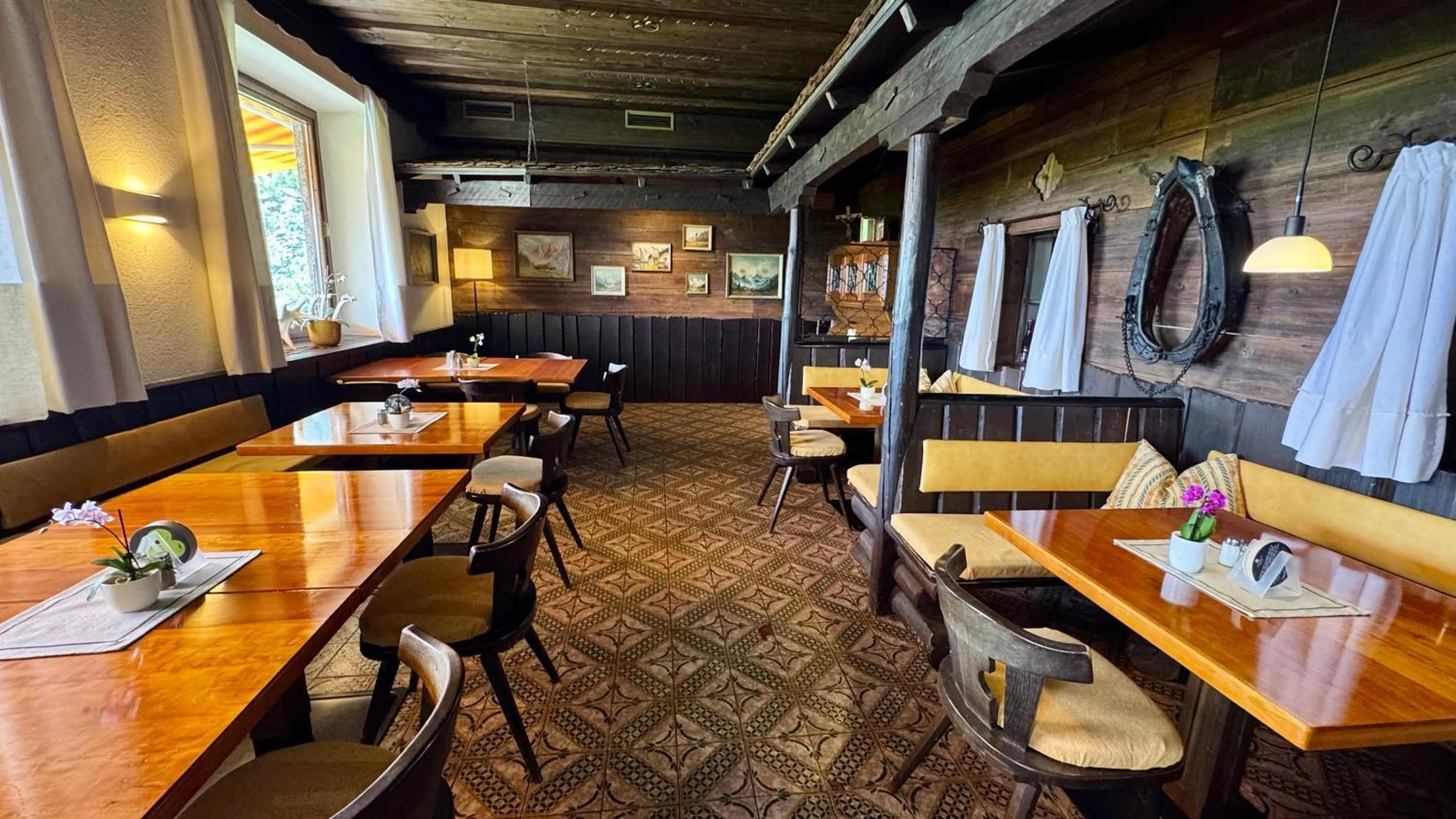 Restaurant/places to eat in Hotel Schöne Aussicht