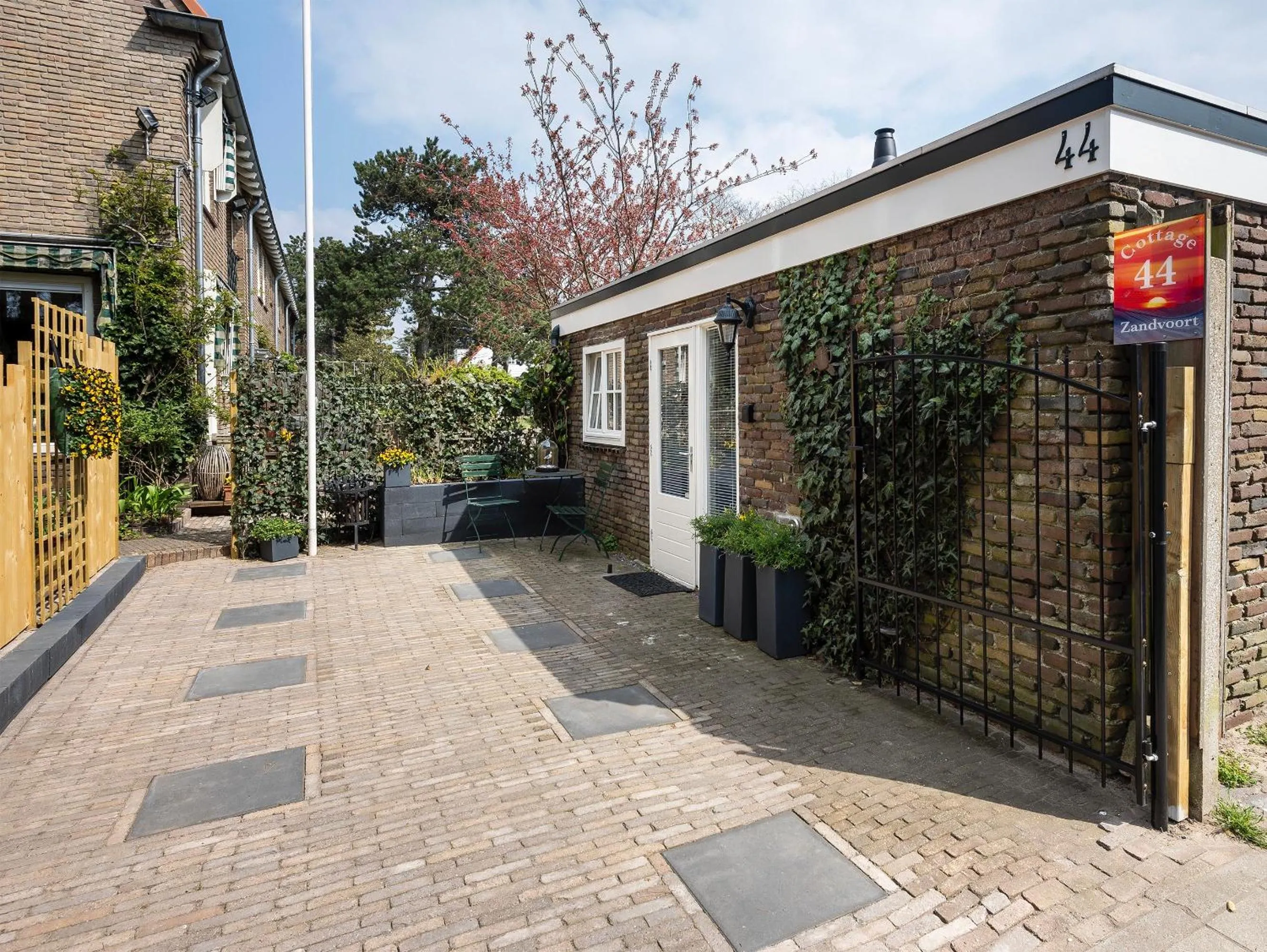 Day in Cottage 44 - Free parking!