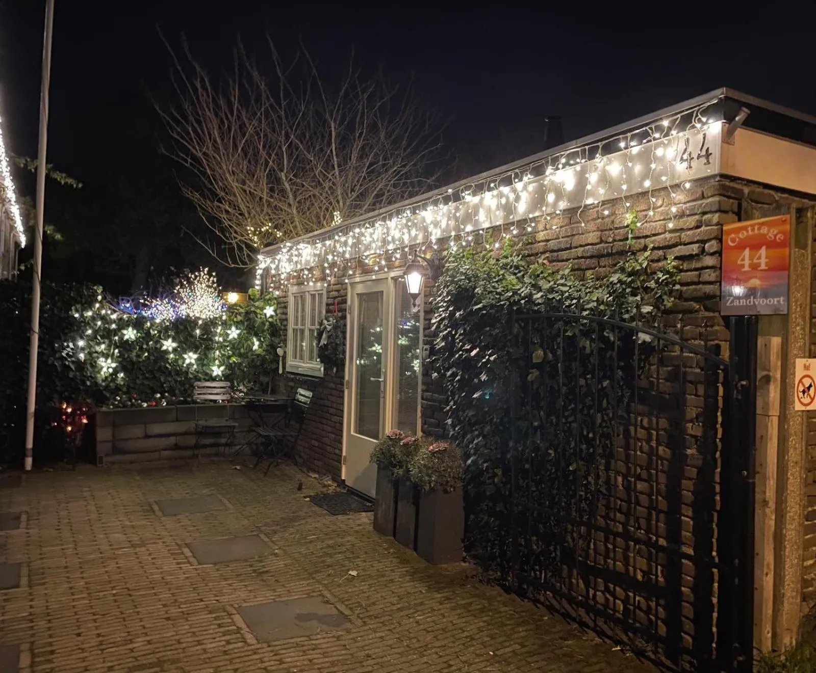 Property building in Cottage 44 - Free parking!