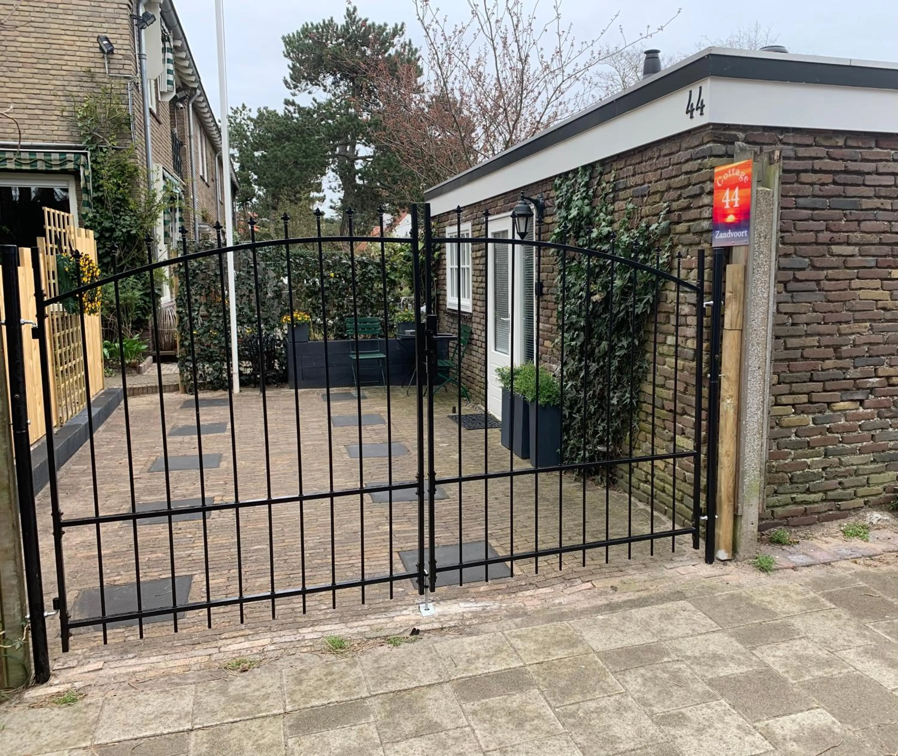 Property building in Cottage 44 - Free parking!