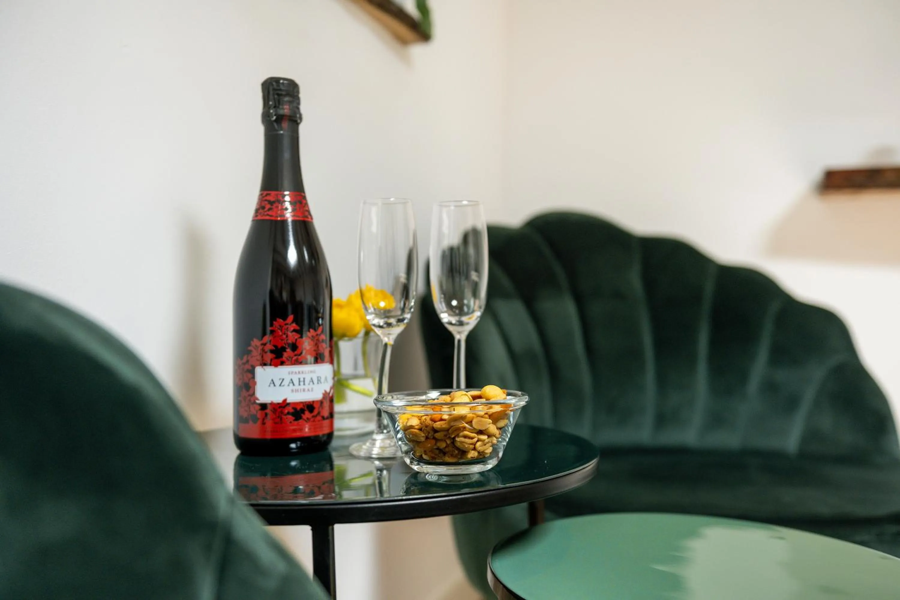 Seating area in Cottage 44 - Free parking!