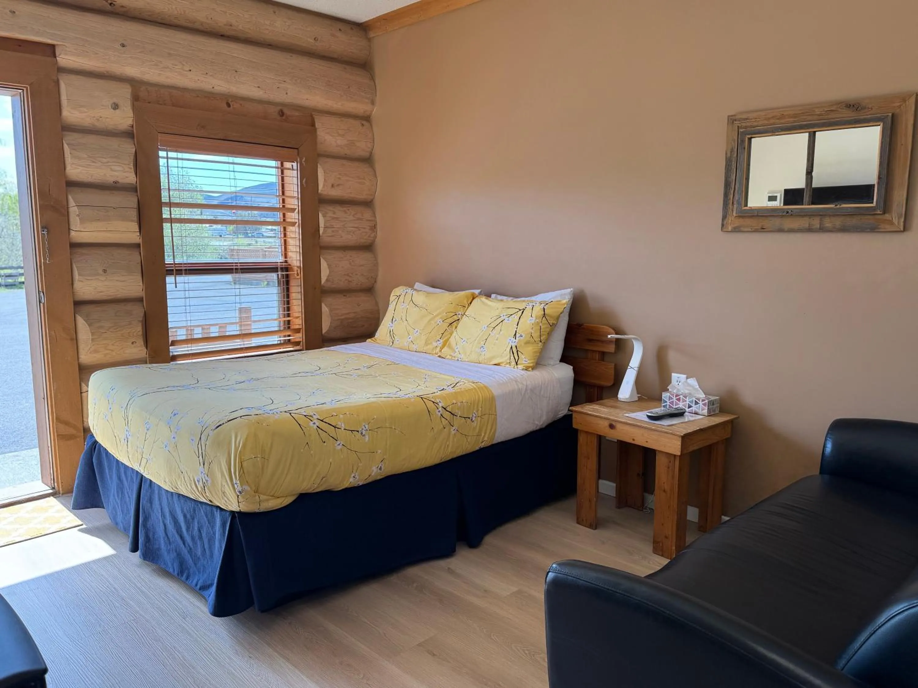 Bedroom, Bed in Bear's Claw Lodge