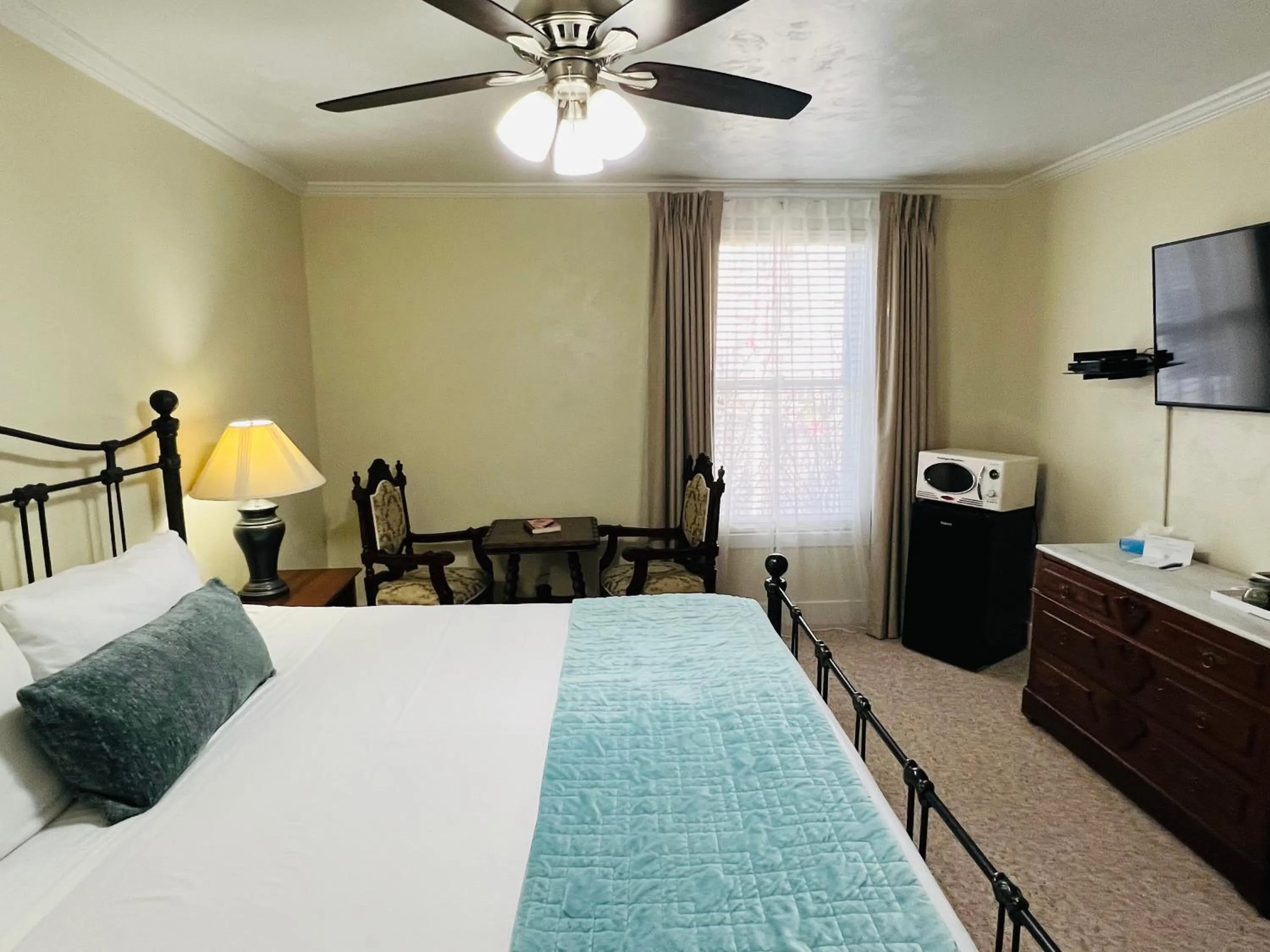 Bedroom, Bed in Gilbert Inn Seaside