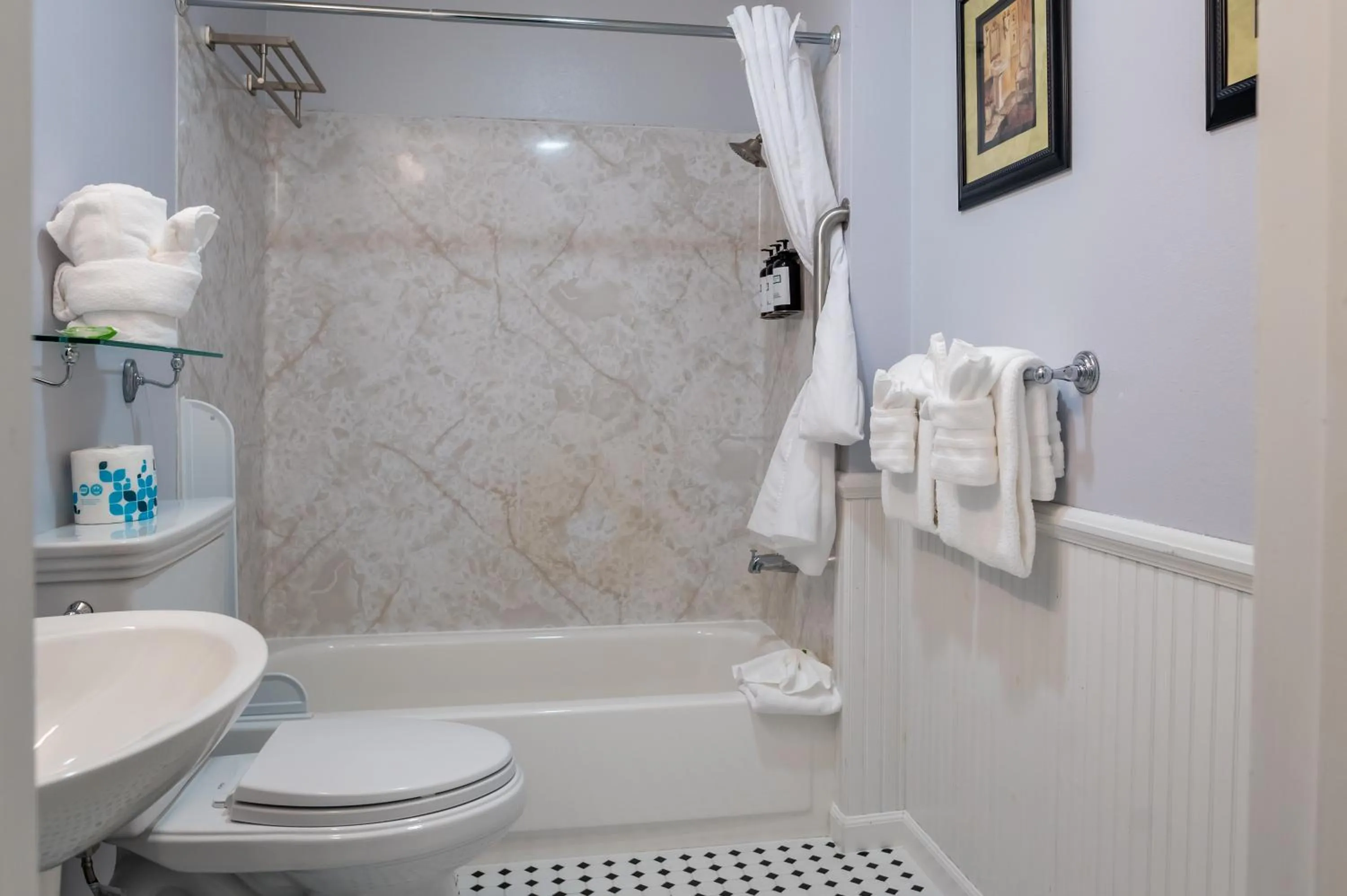 Toilet in Gilbert Inn Seaside