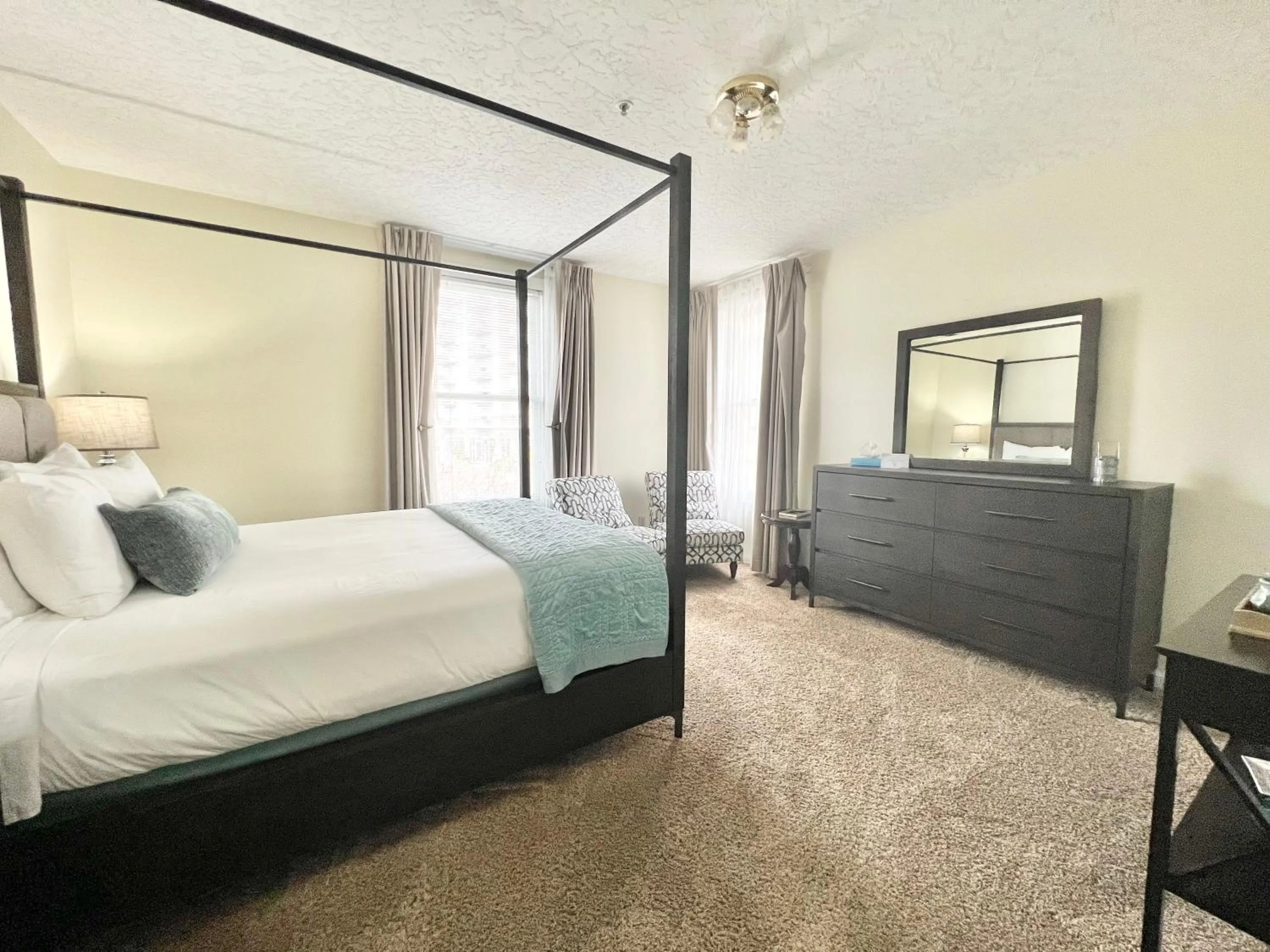 Photo of the whole room, Bed in Gilbert Inn Seaside