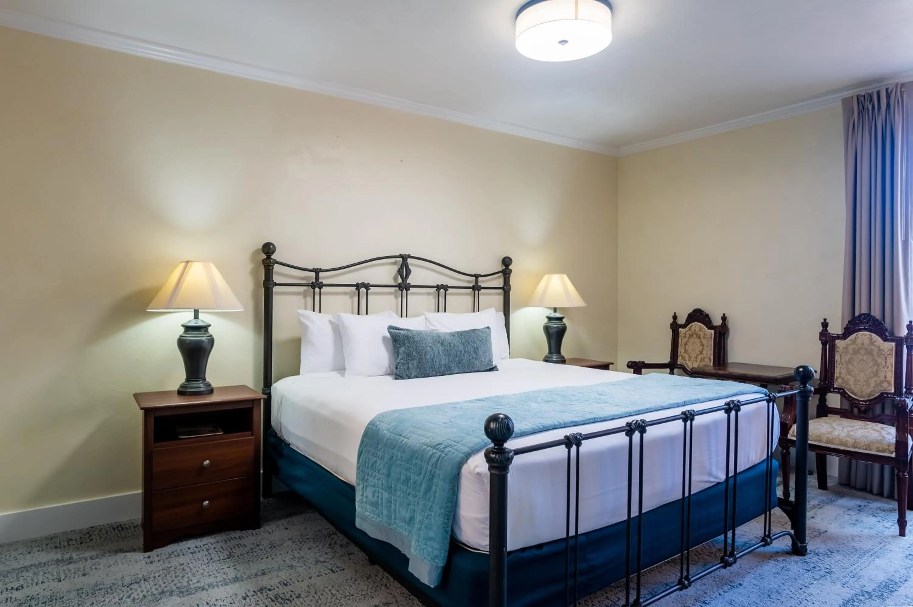 Bed in Gilbert Inn Seaside