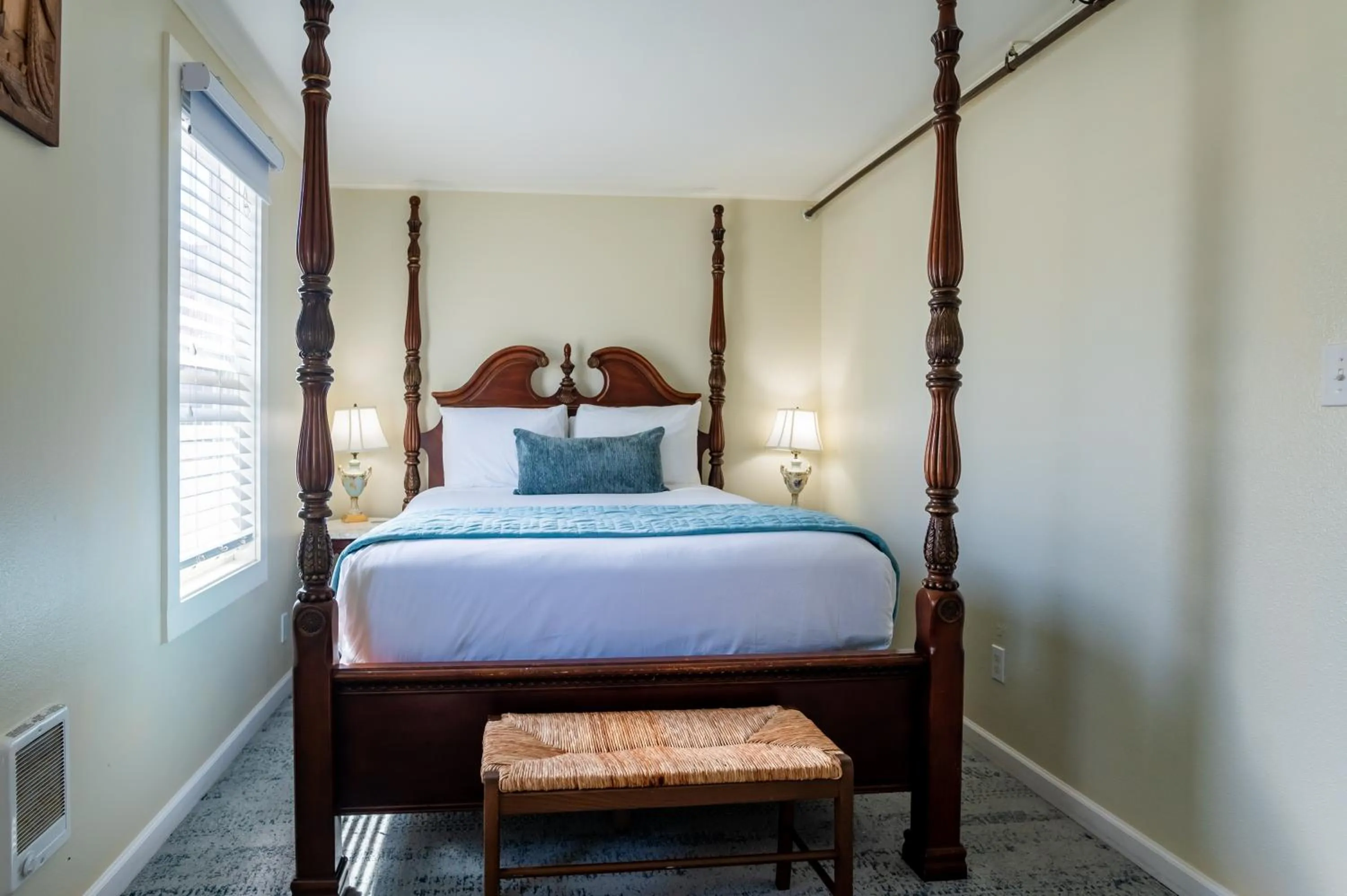 Bed in Gilbert Inn Seaside