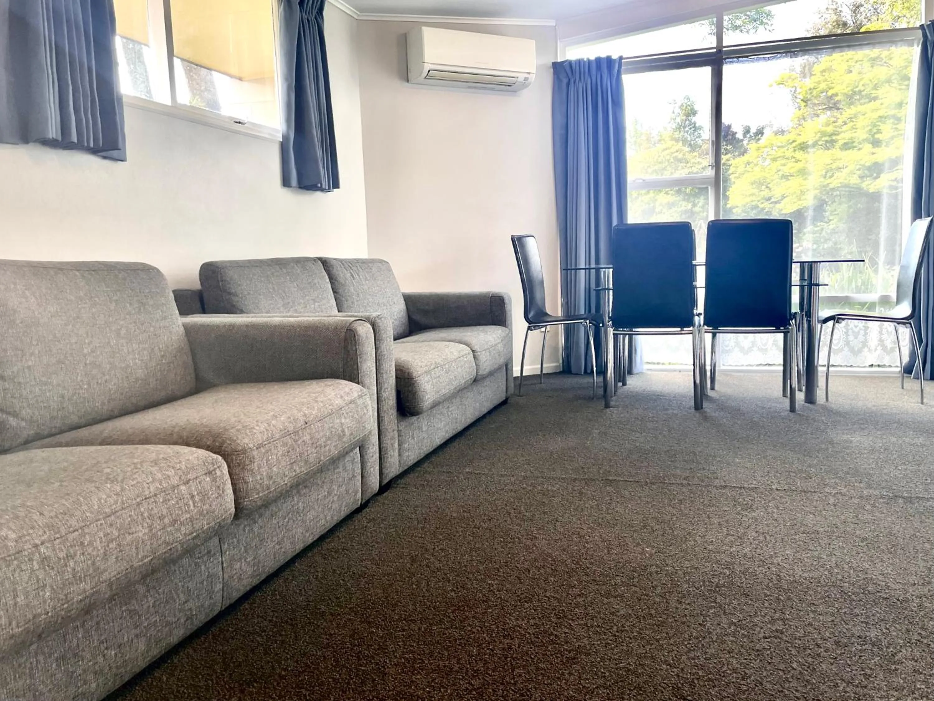 Living room in Ashleigh Court Motel-Christchurch Hagley Park