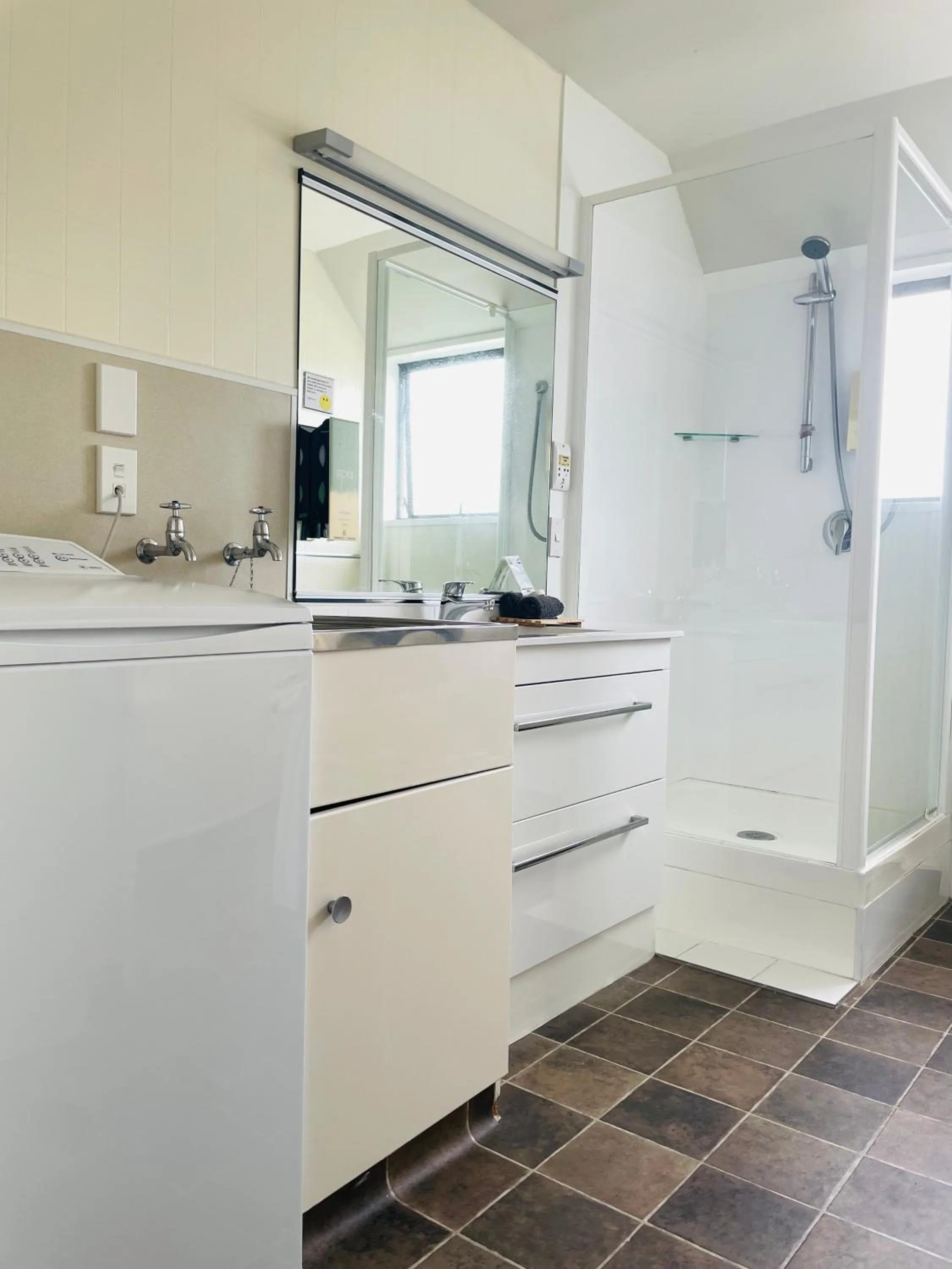 Shower in Ashleigh Court Motel-Christchurch Hagley Park