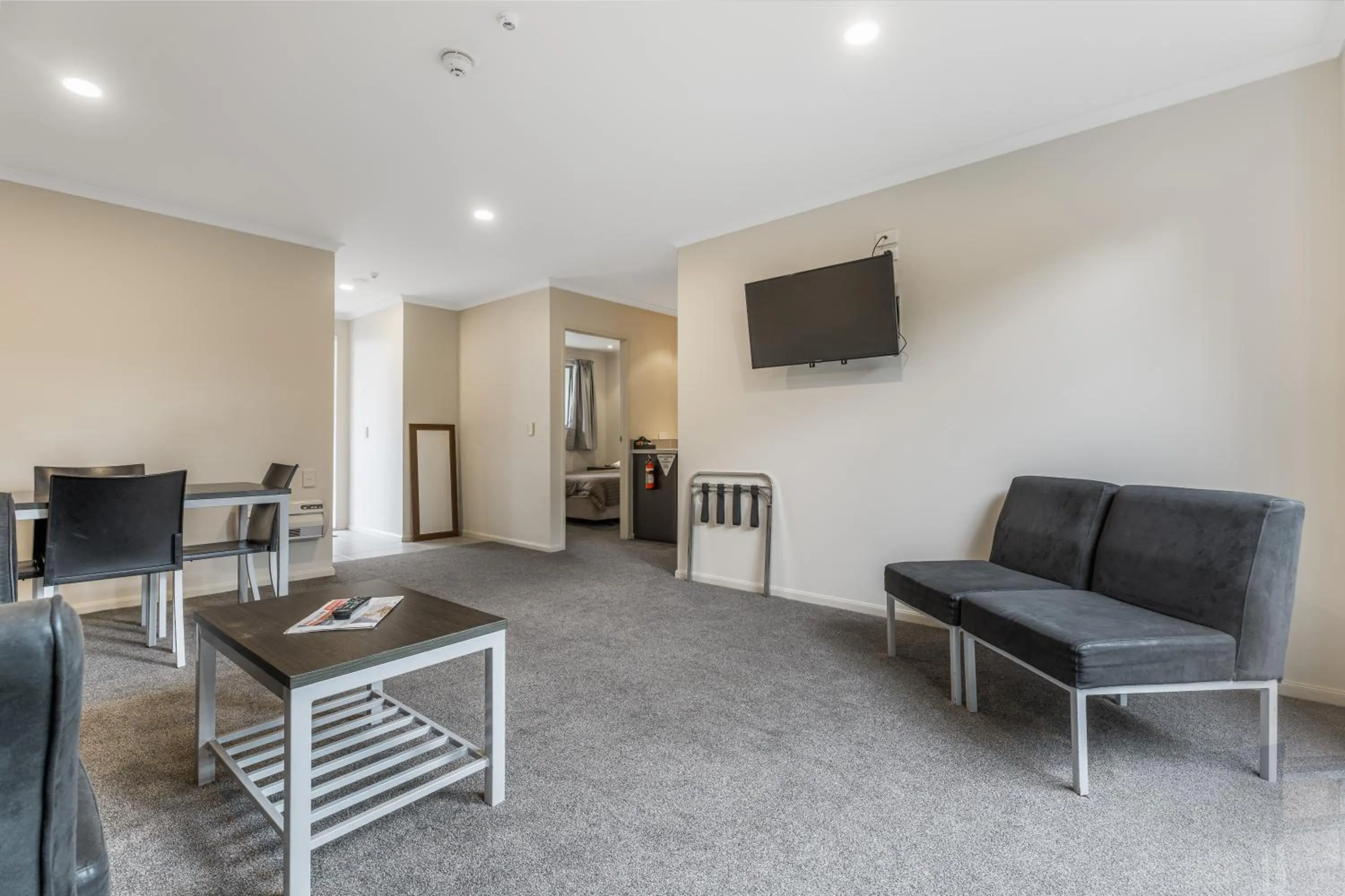 Deluxe Two-Bedroom Apartment with Spa Bath in Dannemora Motor Inn