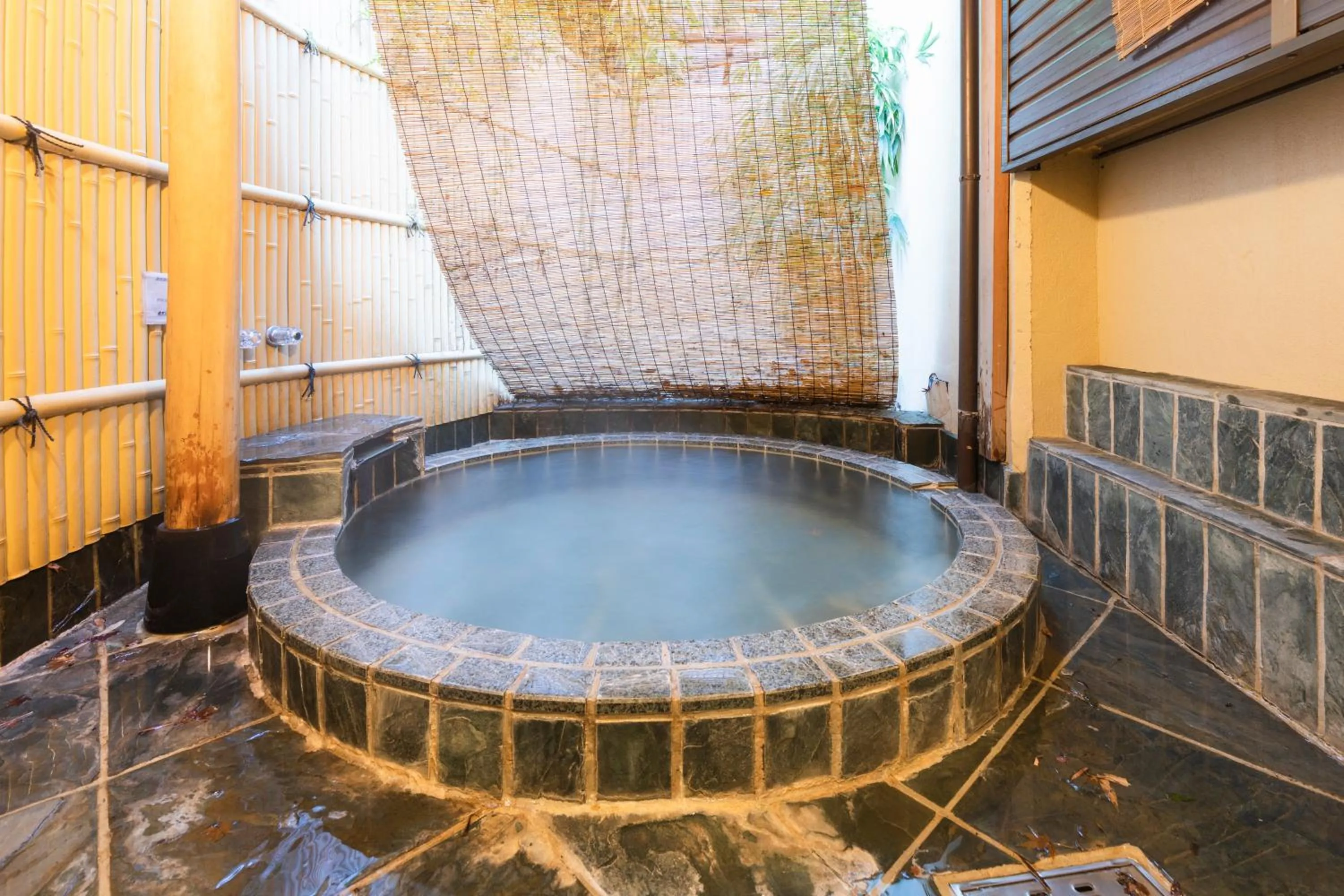 Open Air Bath in Yushintei