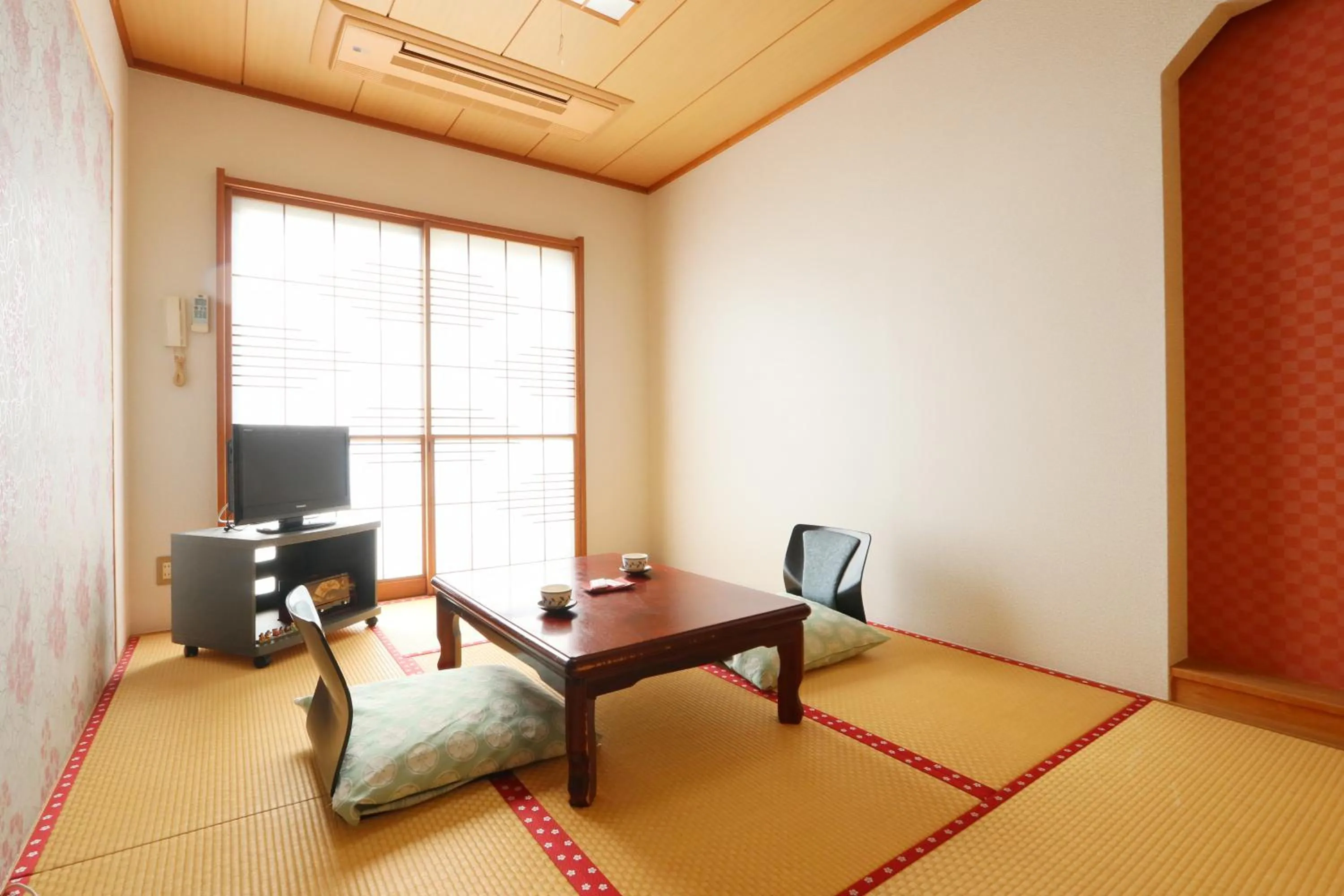 Photo of the whole room in Umimoto