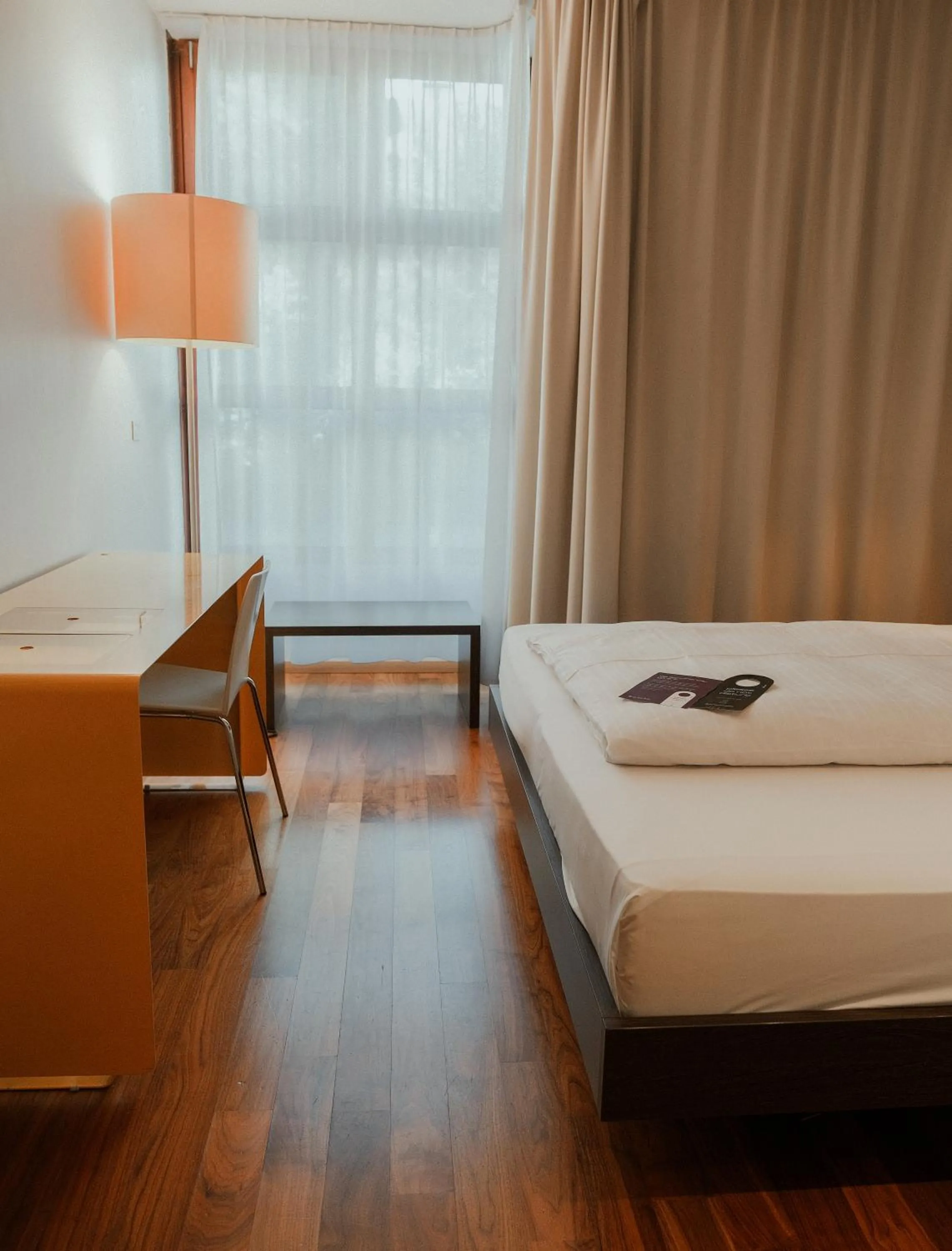 Seating area, Bed in arte Hotel Linz