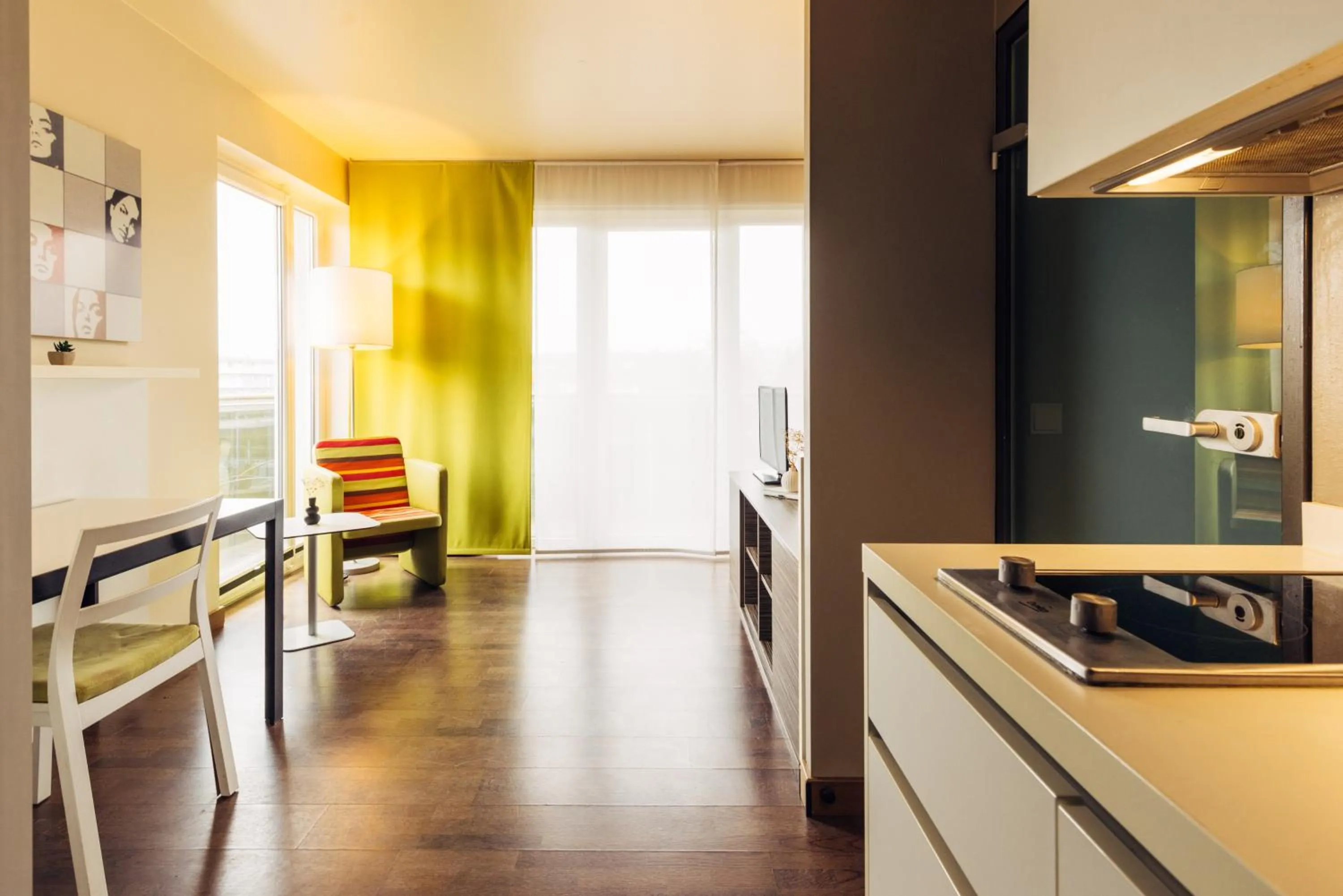 Kitchen or kitchenette in harry's home Hart bei Graz hotel & apartments