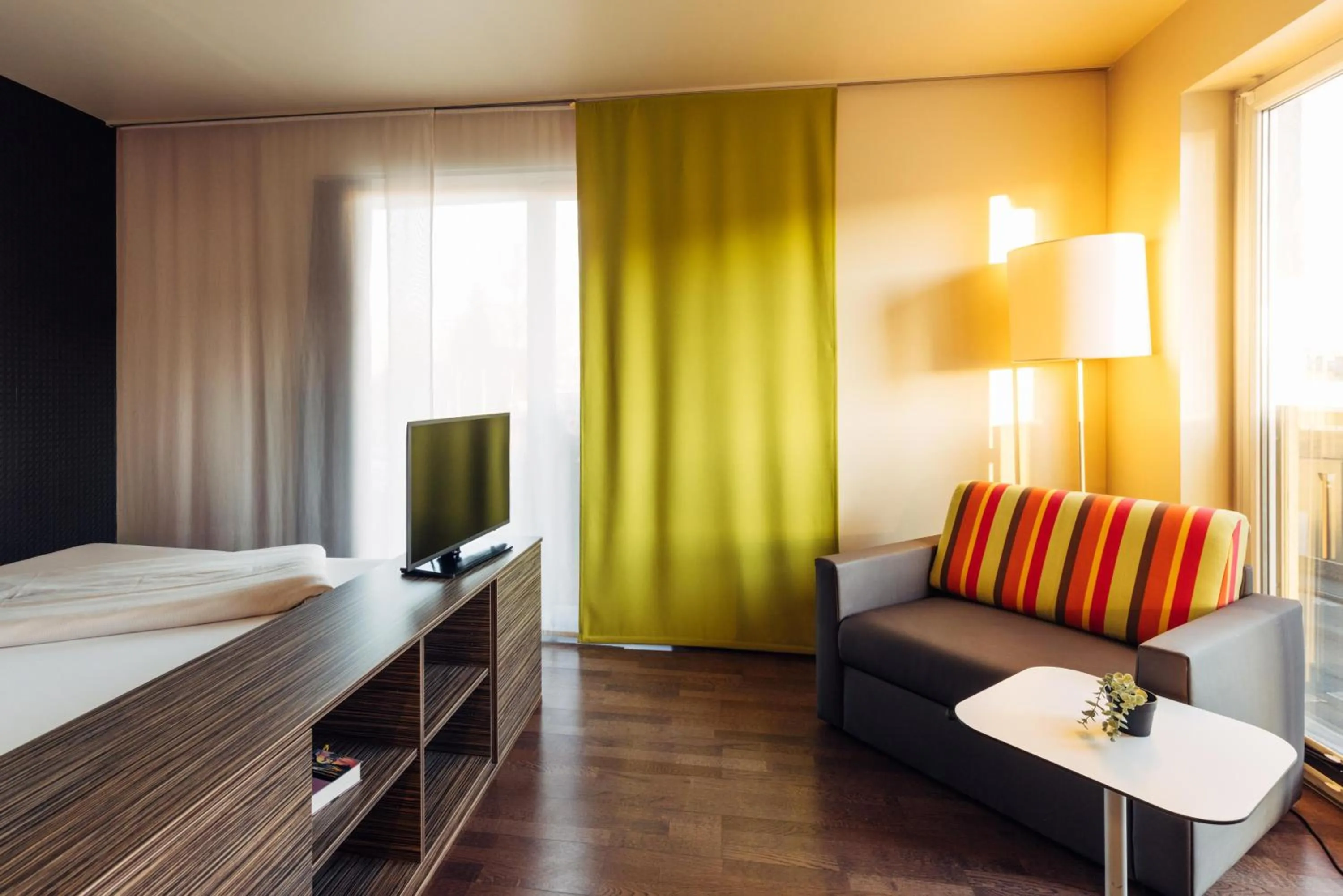 Photo of the whole room, Bed in harry's home Hart bei Graz hotel & apartments