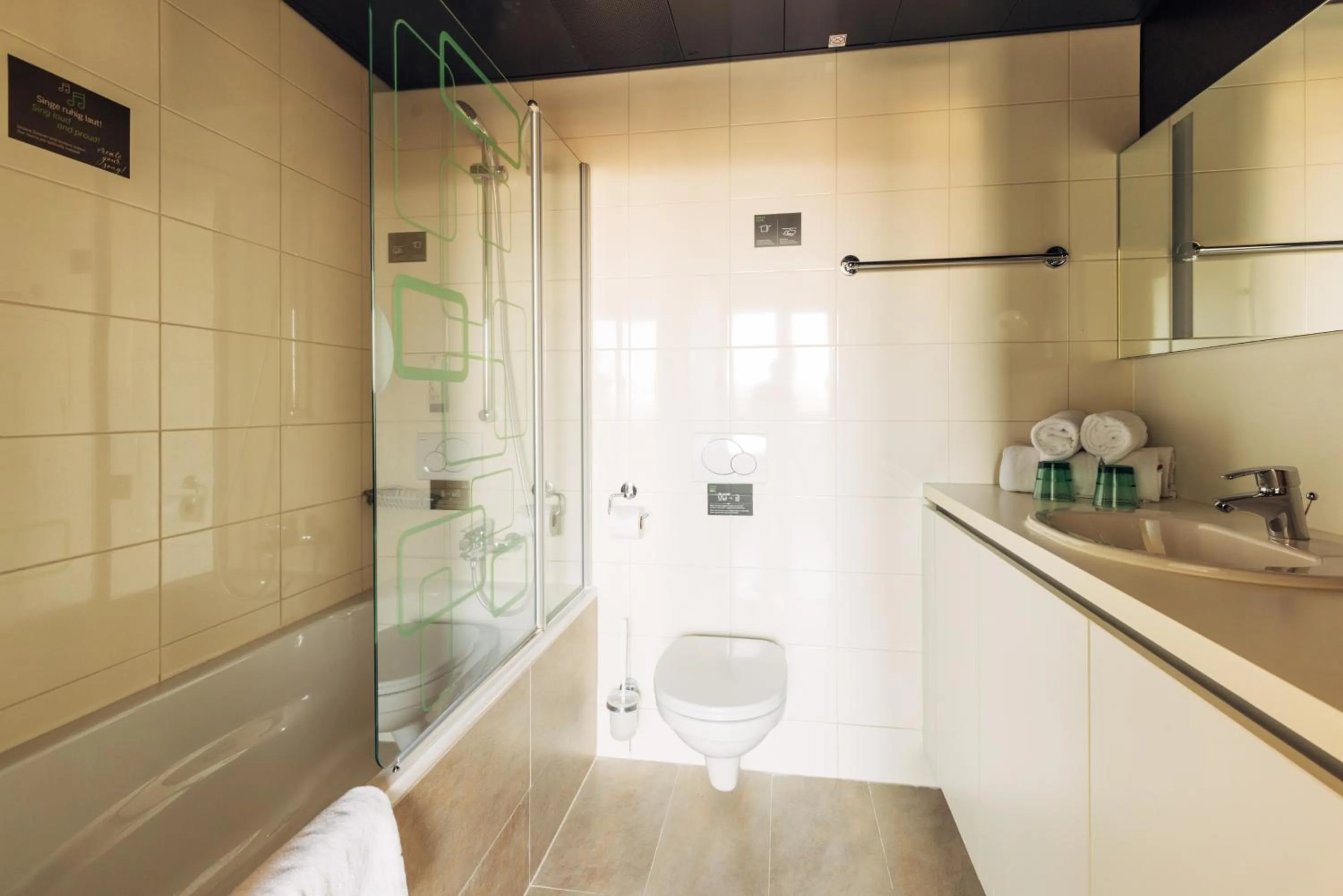 Shower in harry's home Hart bei Graz hotel & apartments