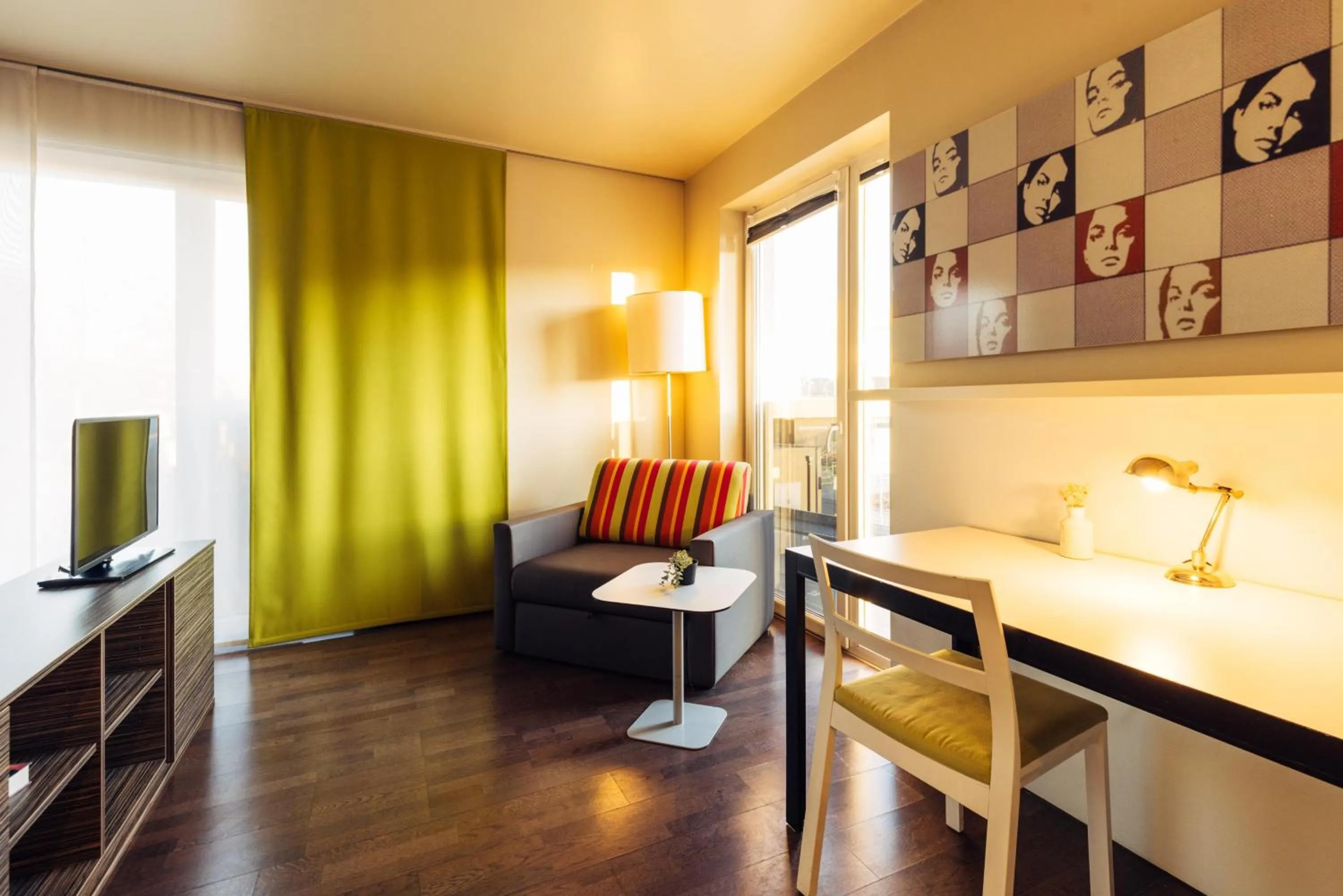 Photo of the whole room in harry's home Hart bei Graz hotel & apartments