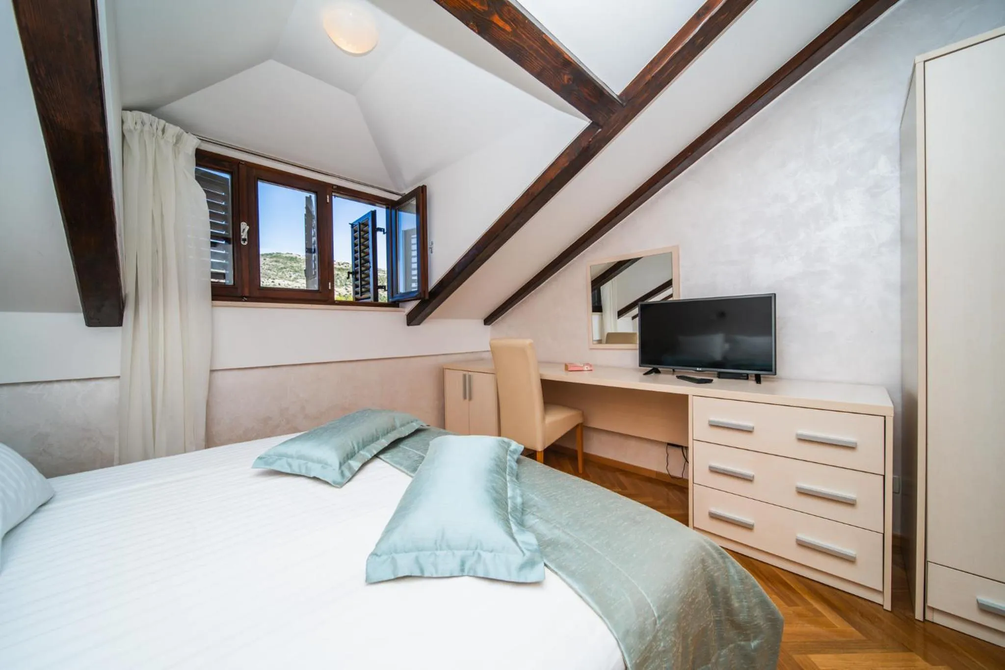 TV and multimedia, Bed in Villa Franica