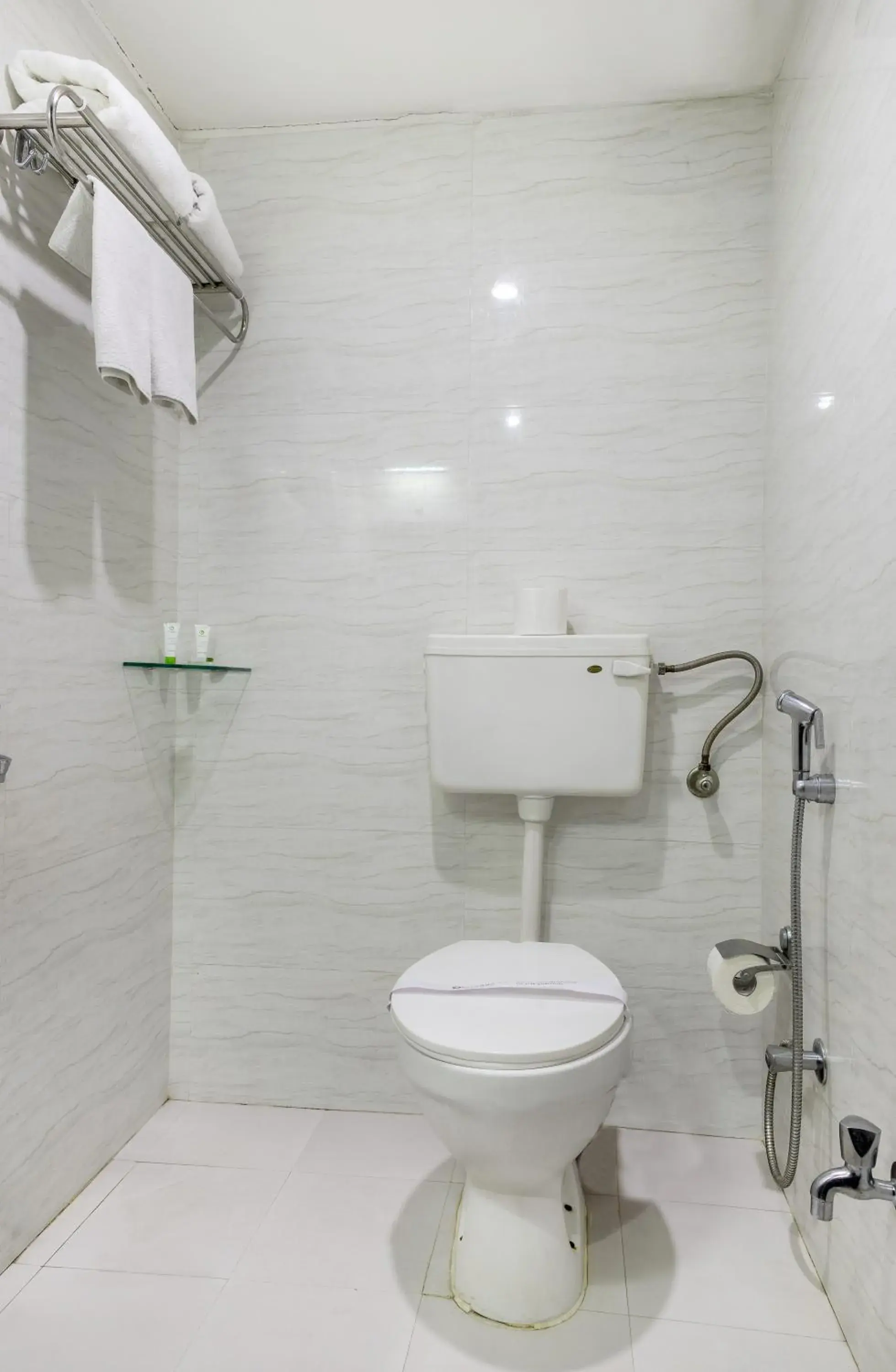 Bathroom in Hotel Raya Inn Bathroom in Hotel Raya Inn