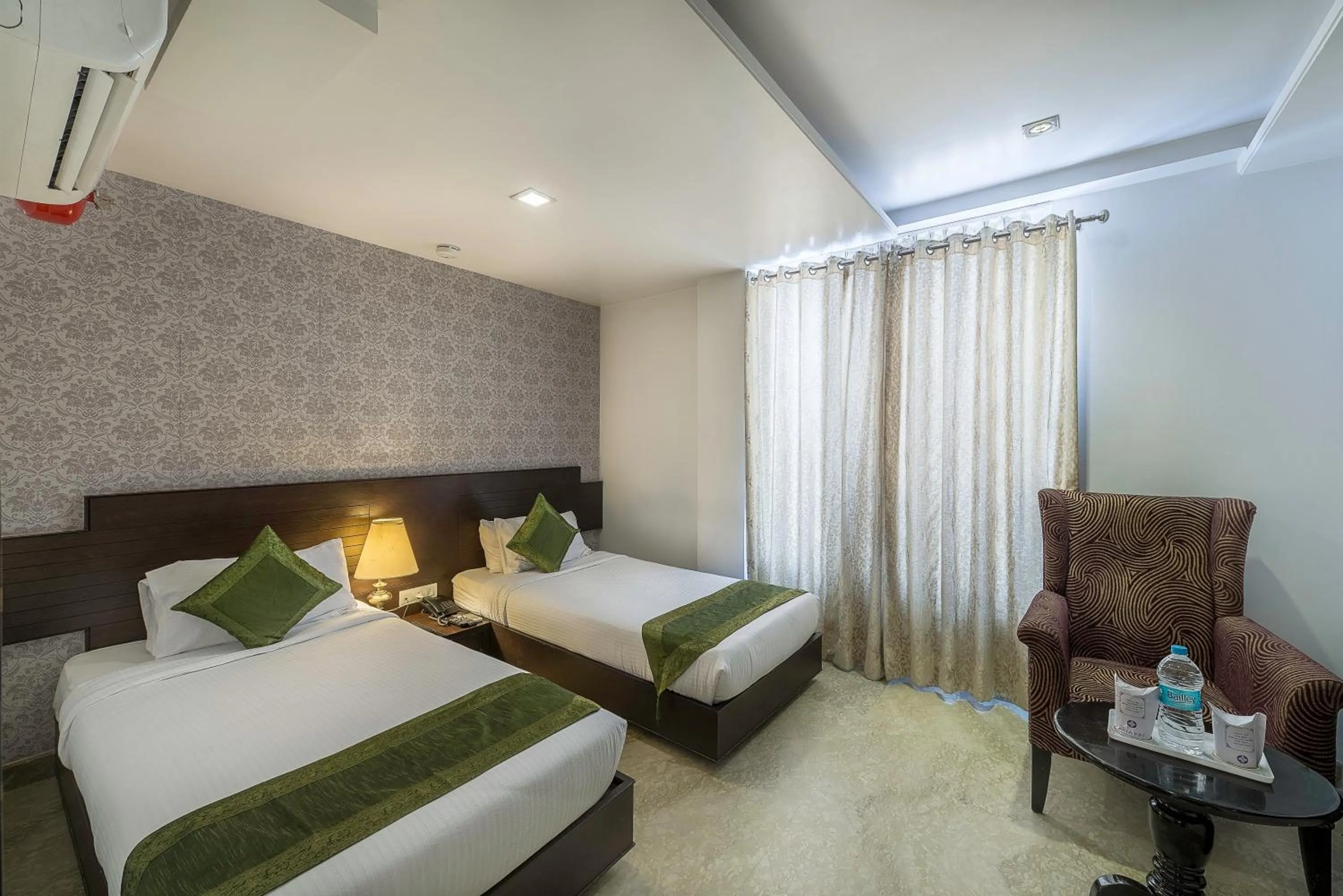 Coffee/tea facilities, Bed in Hotel Raya Inn