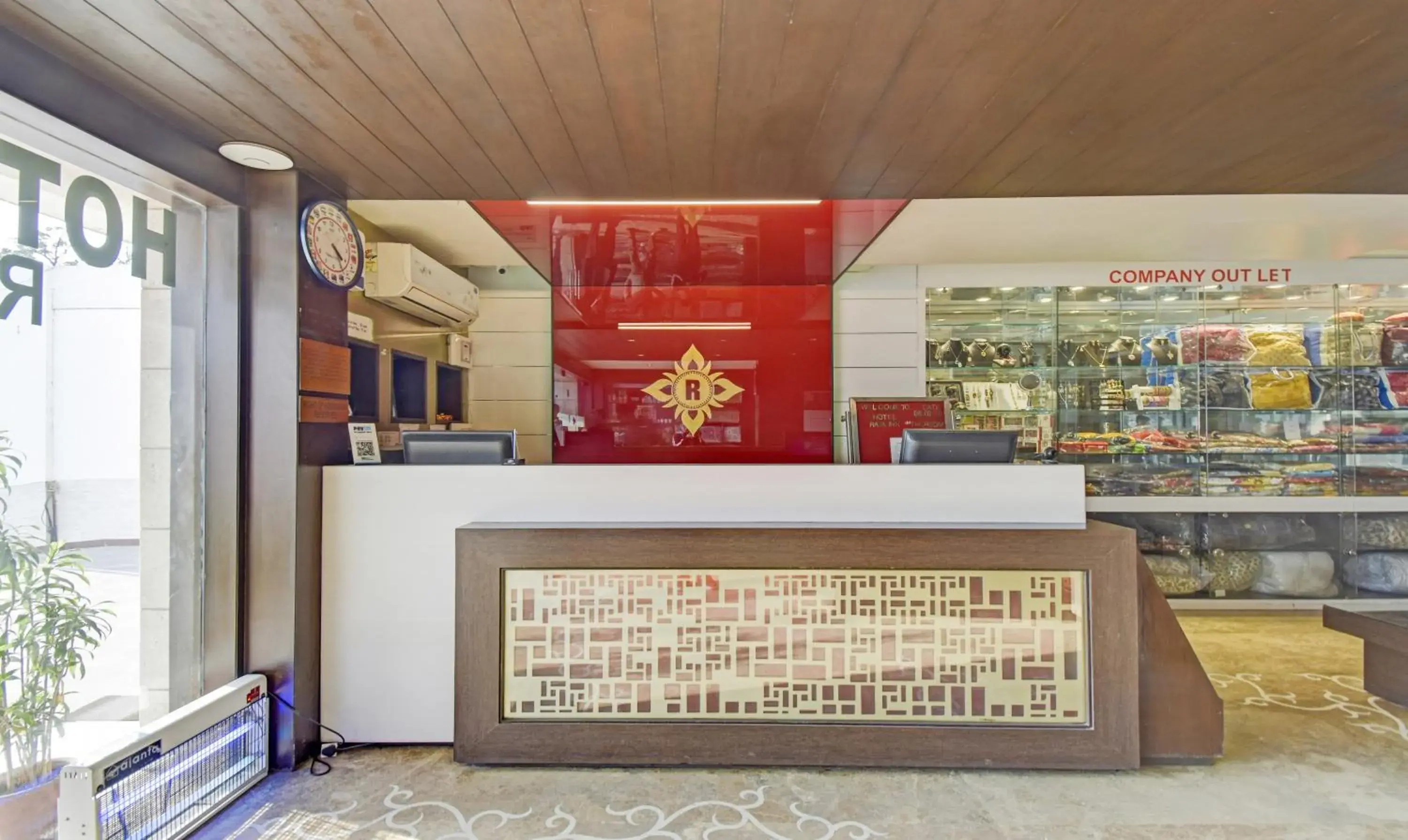 Lobby or reception in Hotel Raya Inn Lobby or reception in Hotel Raya Inn