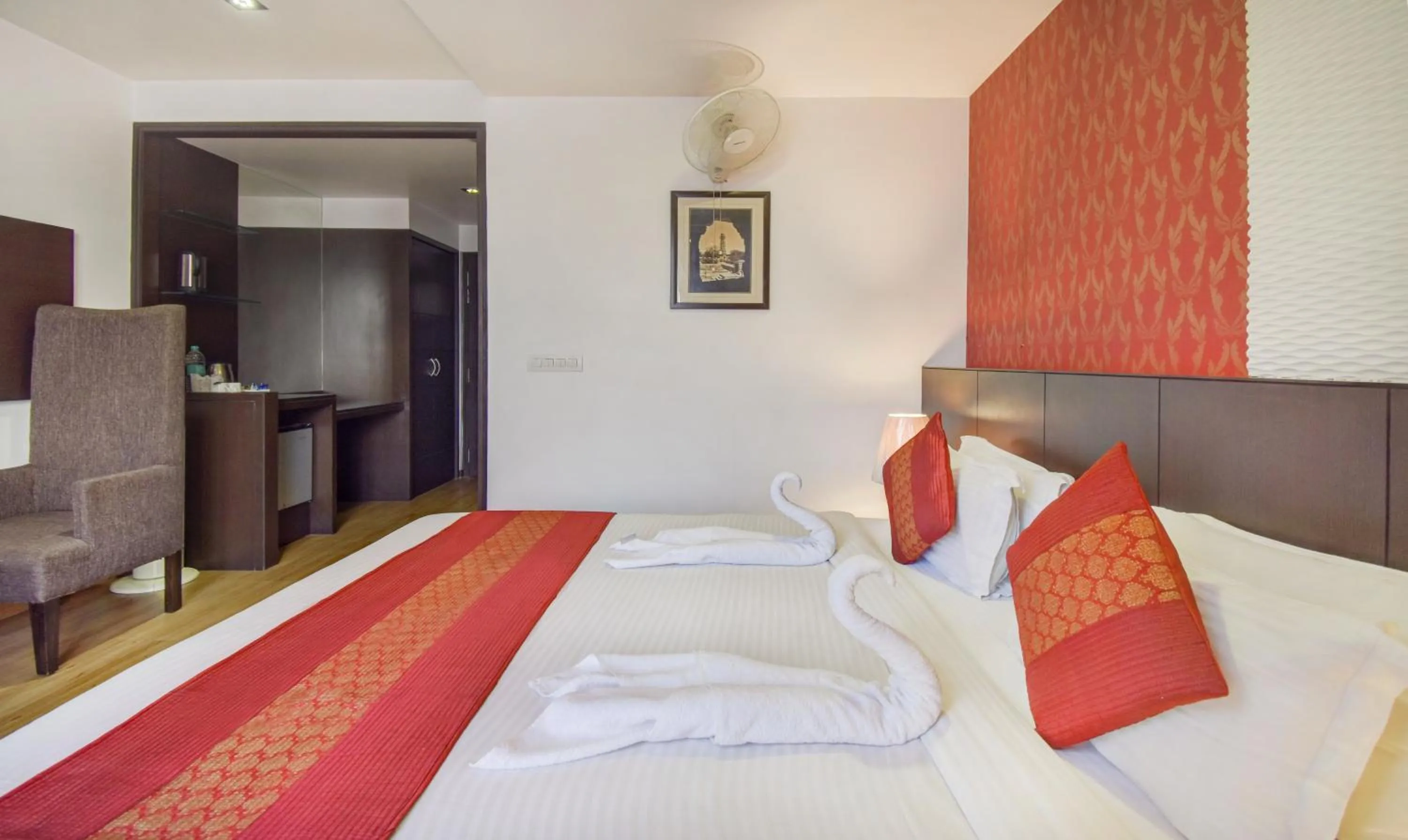 Bed in Hotel Raya Inn