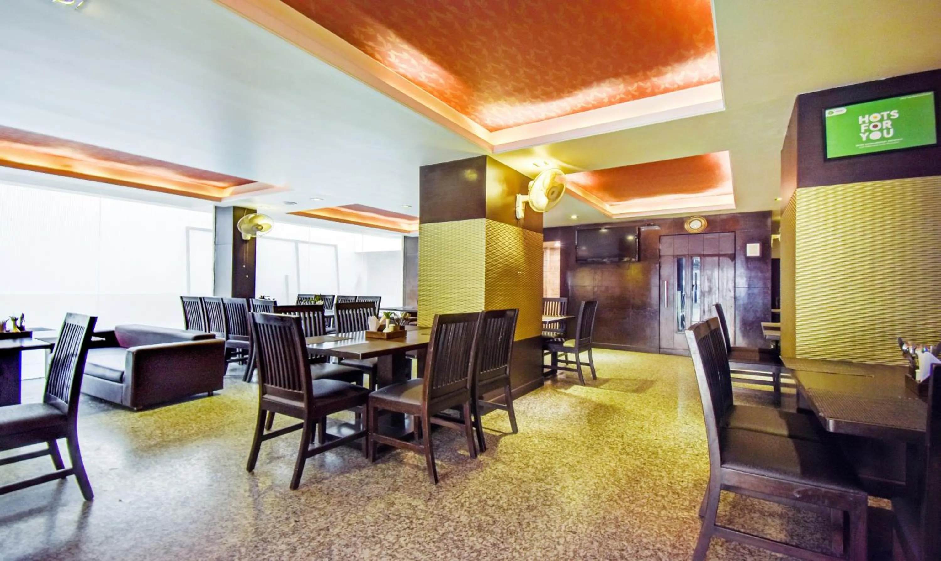 Restaurant/places to eat in Hotel Raya Inn