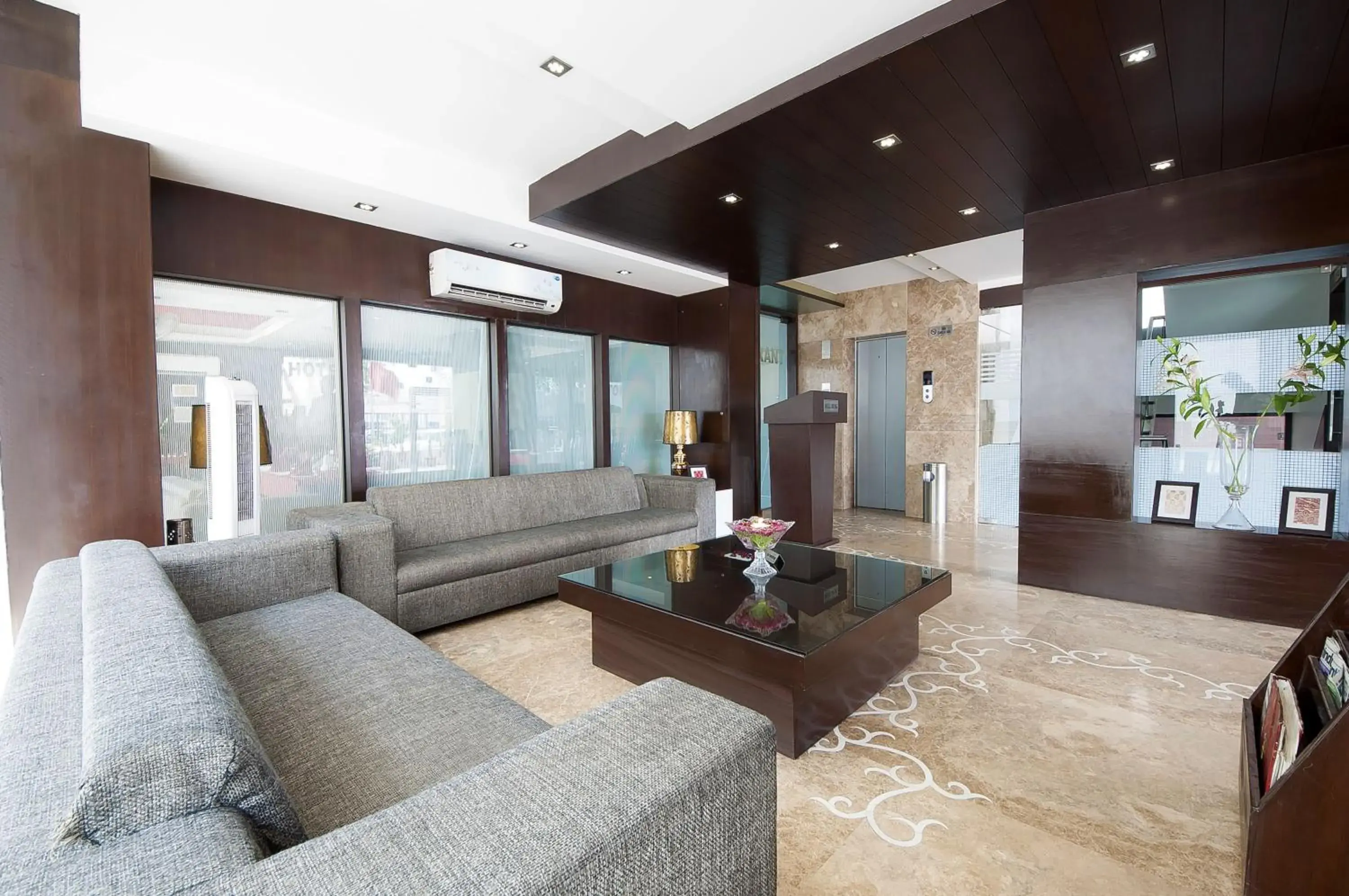 Lobby or reception in Hotel Raya Inn Lobby or reception in Hotel Raya Inn