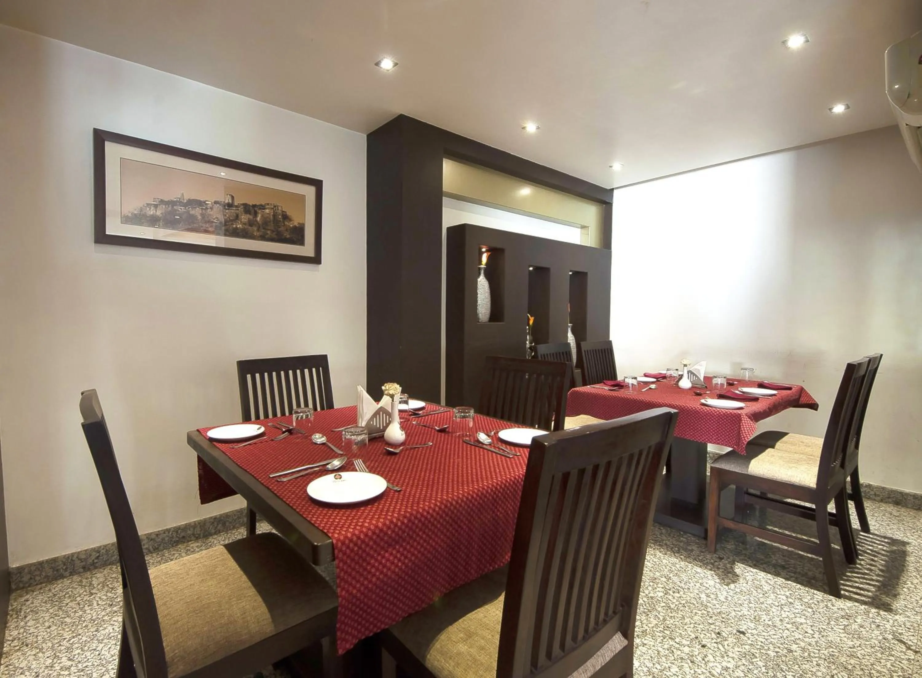 Restaurant/places to eat in Hotel Raya Inn