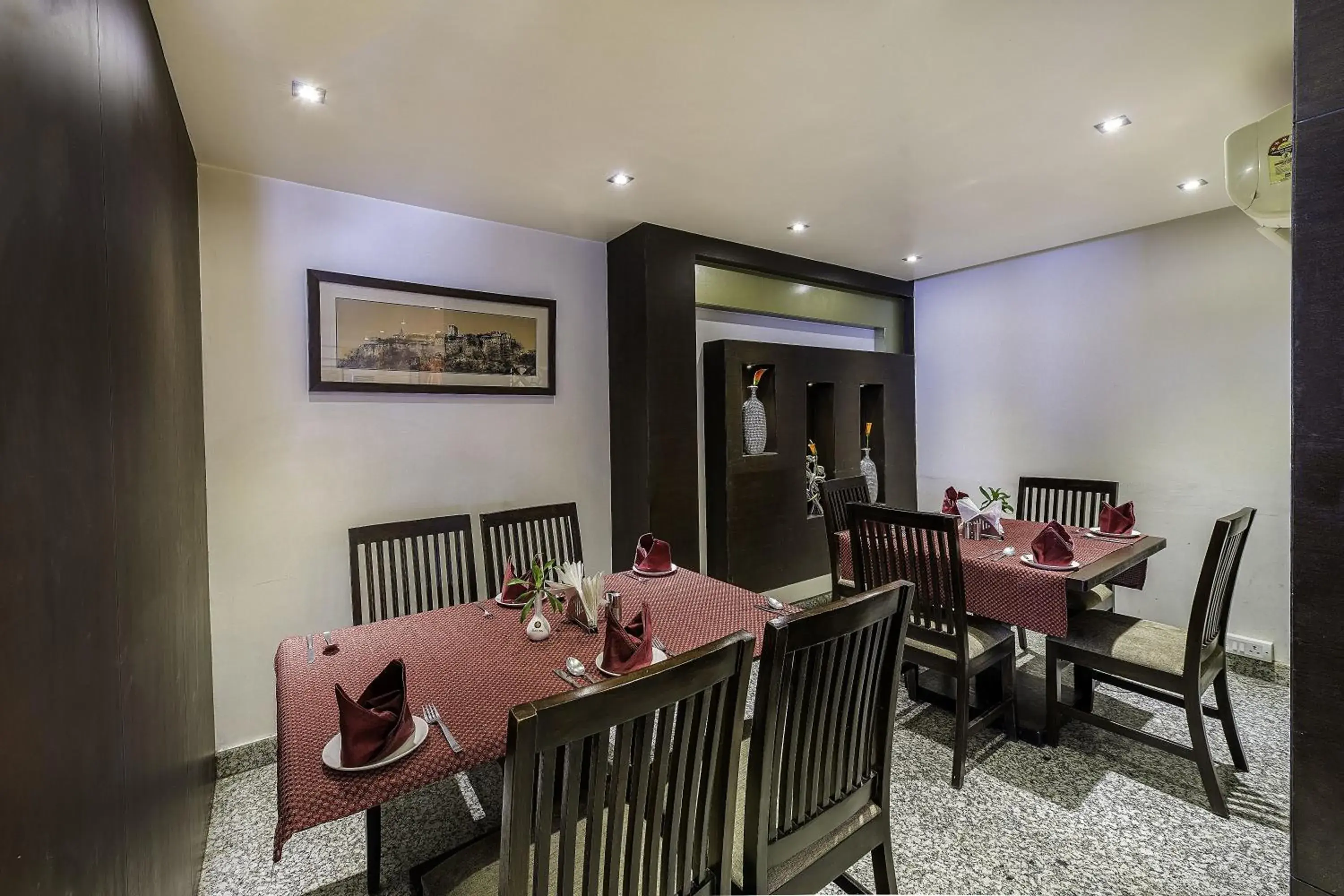 Restaurant/places to eat in Hotel Raya Inn Restaurant/places to eat in Hotel Raya Inn