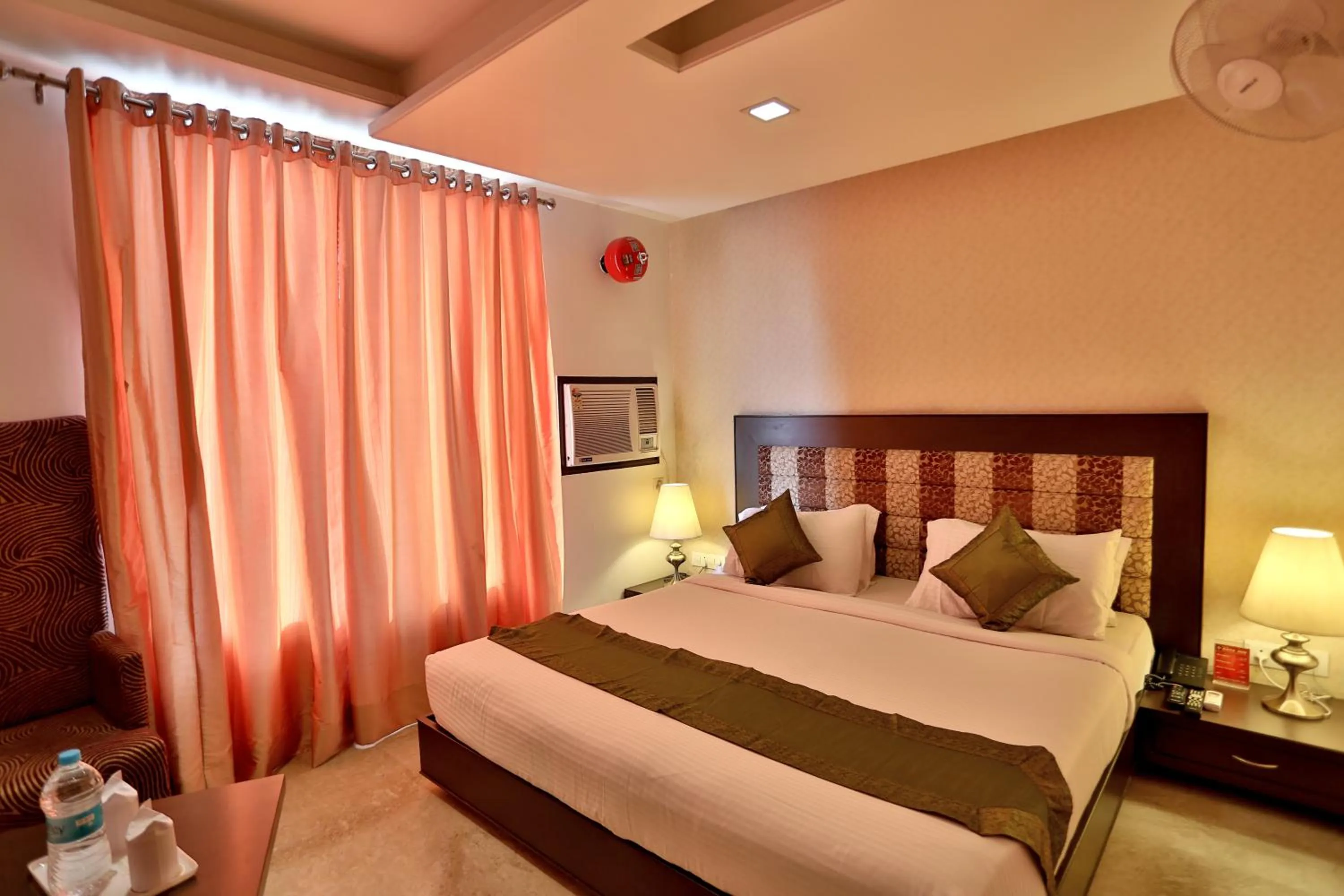 Food and drinks, Bed in Hotel Raya Inn