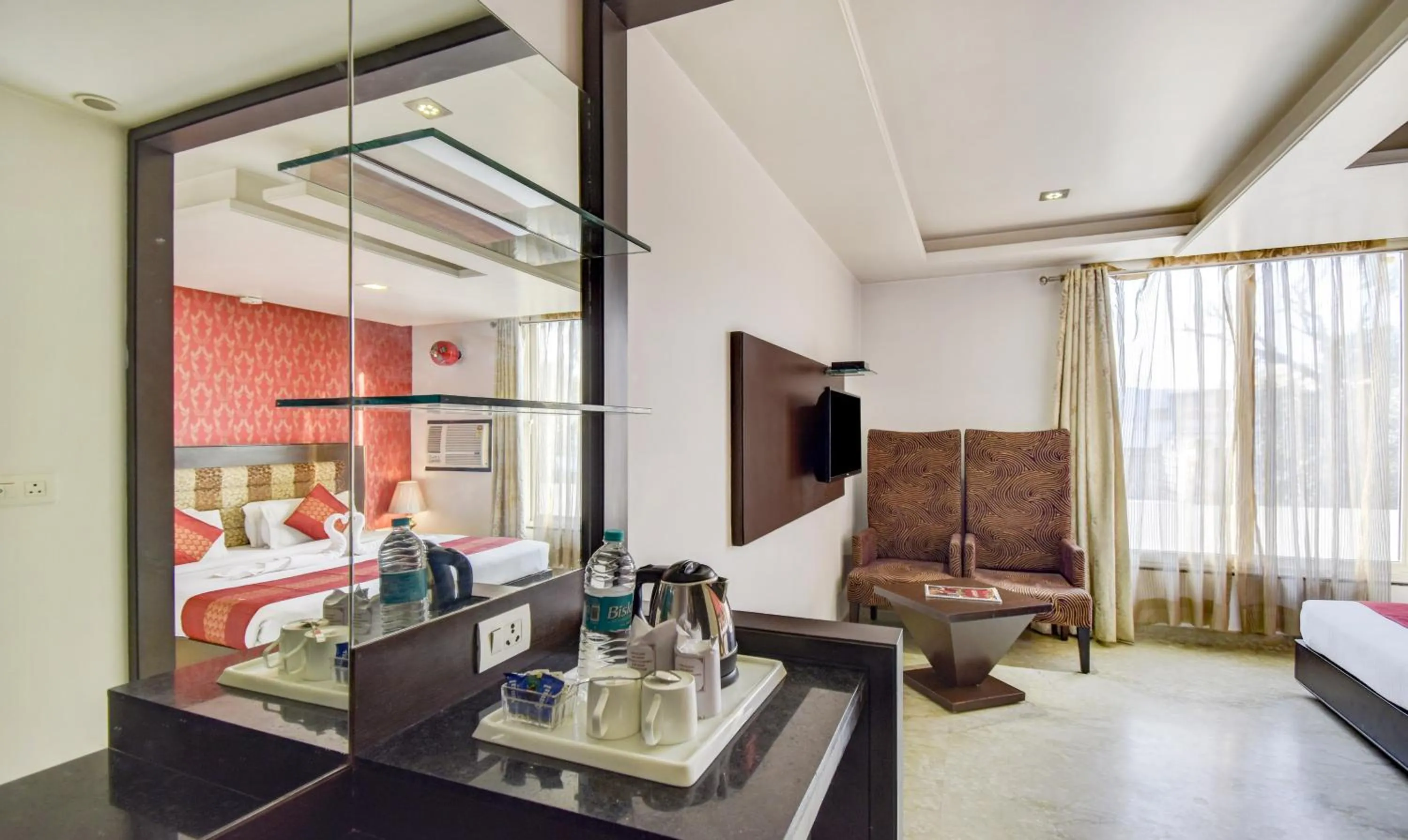 TV and multimedia in Hotel Raya Inn