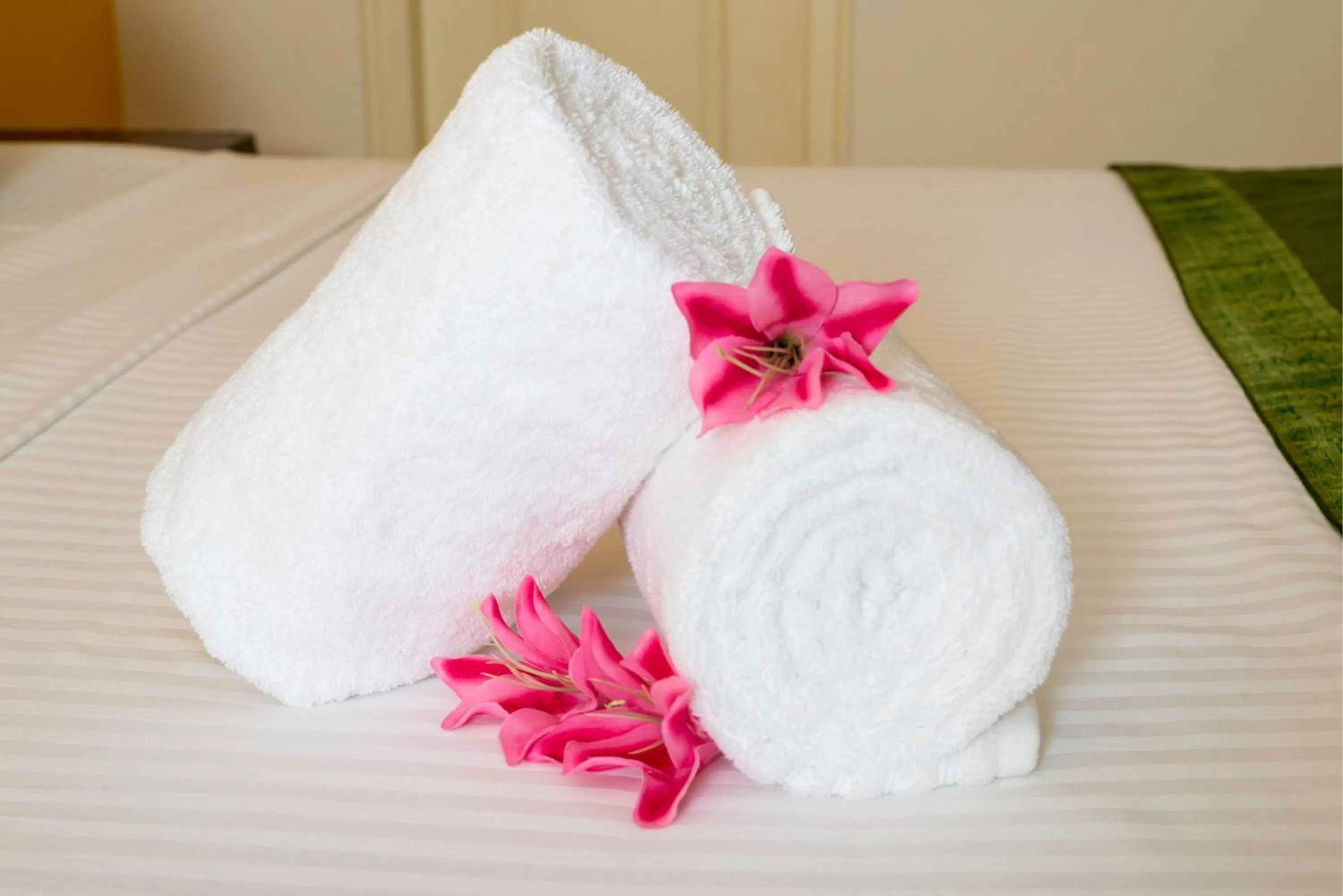 Shower, Bed in Hotel Raya Inn