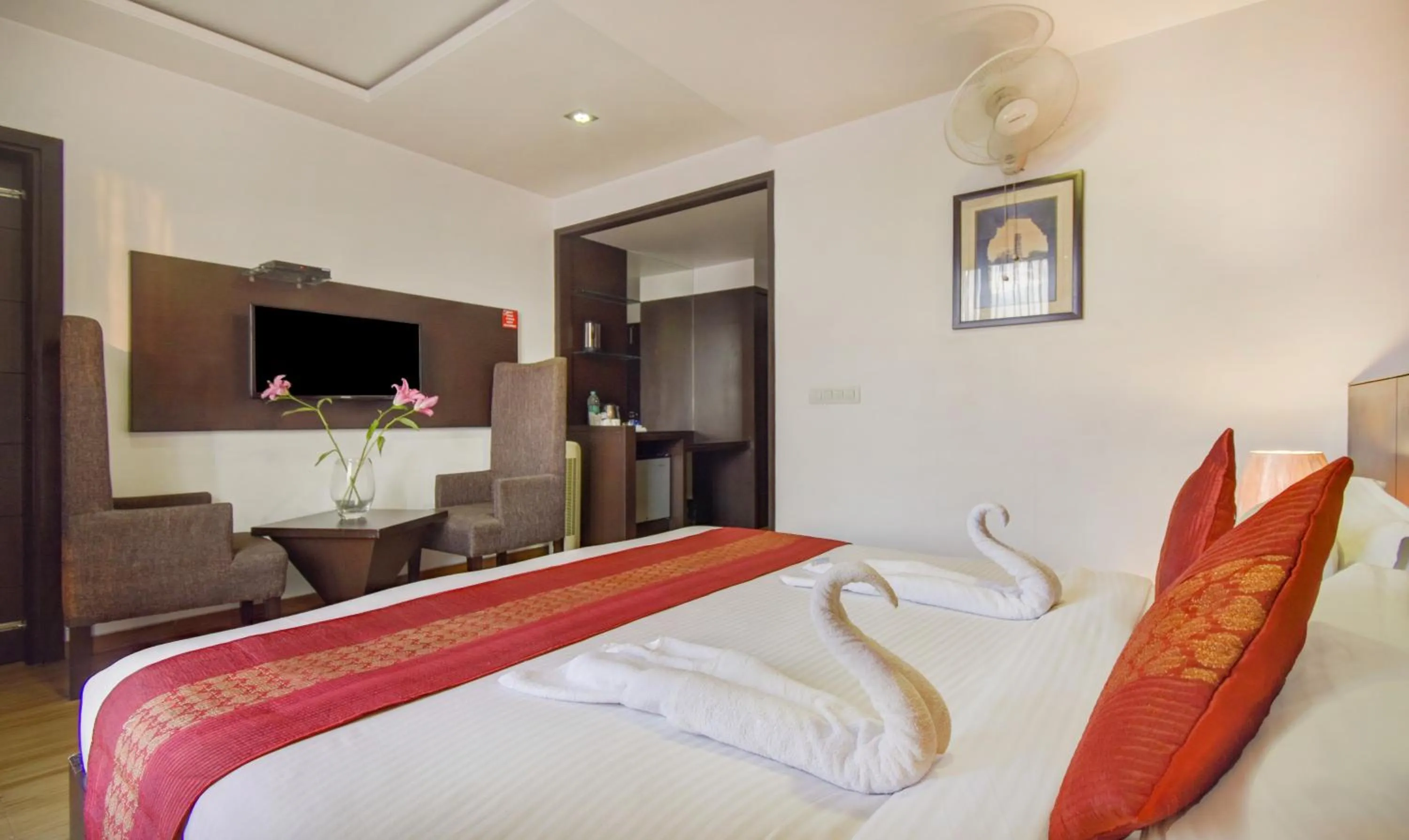 TV and multimedia, Bed in Hotel Raya Inn