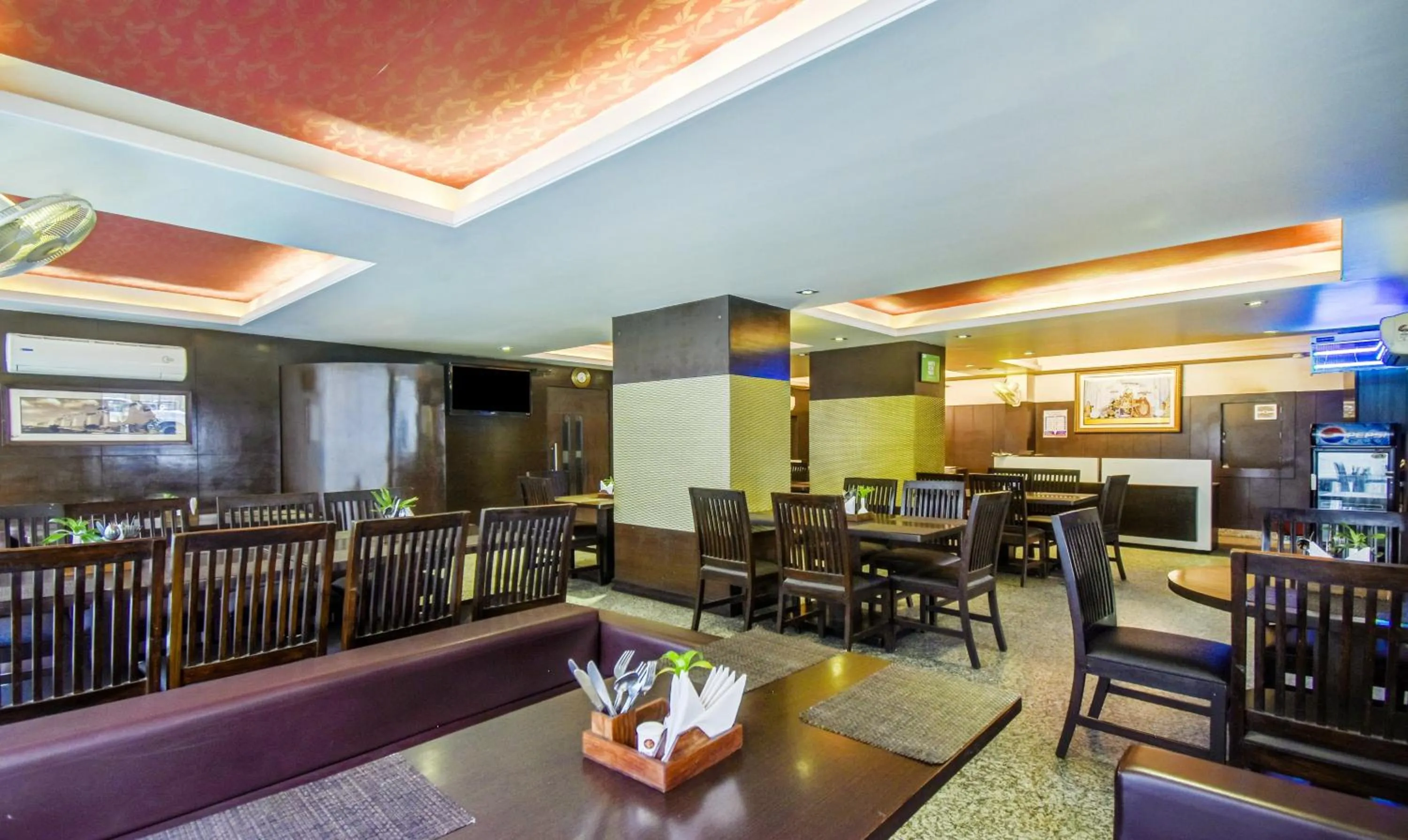 Restaurant/places to eat in Hotel Raya Inn