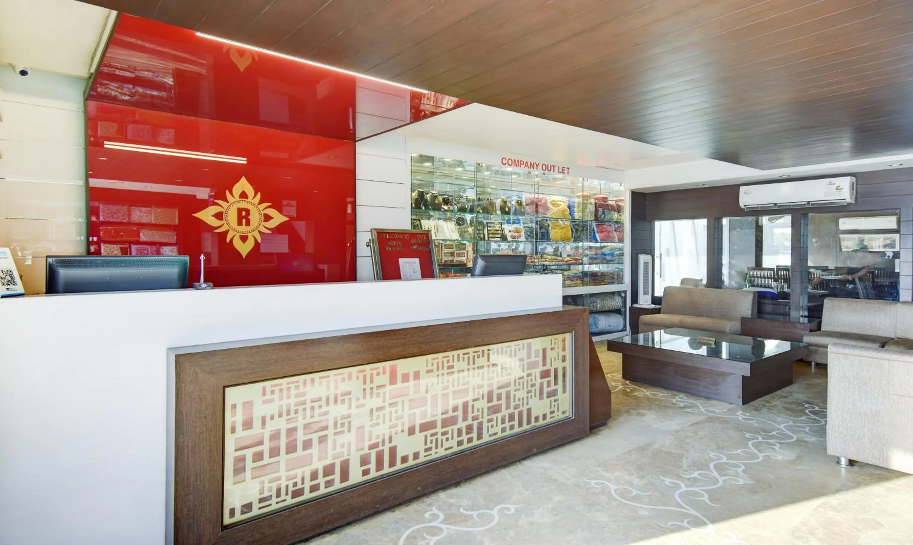 Lobby or reception in Hotel Raya Inn